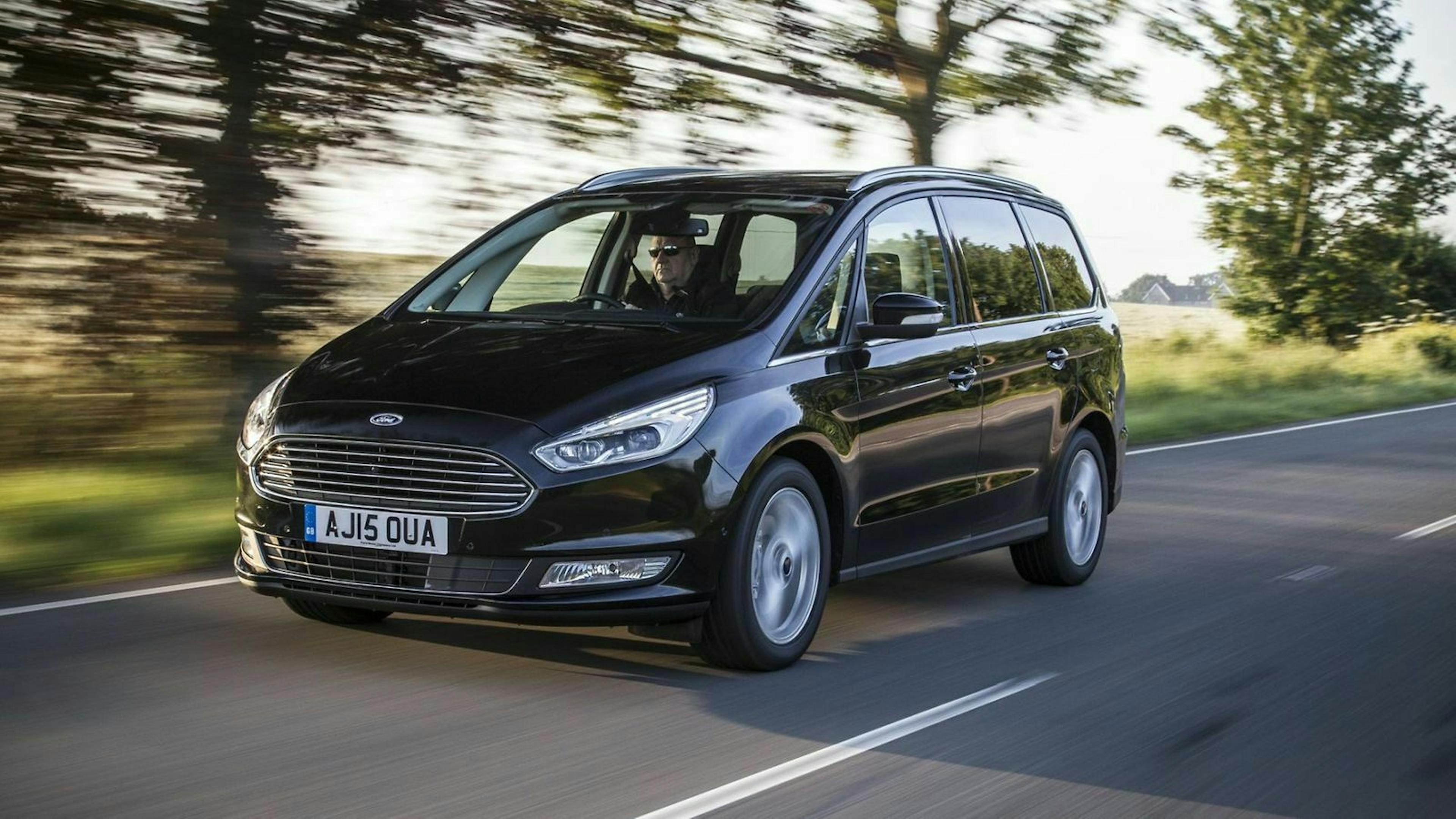 Der Ford Galaxy in der Ansicht von vorne-links, fahrend auf einer Landstraße