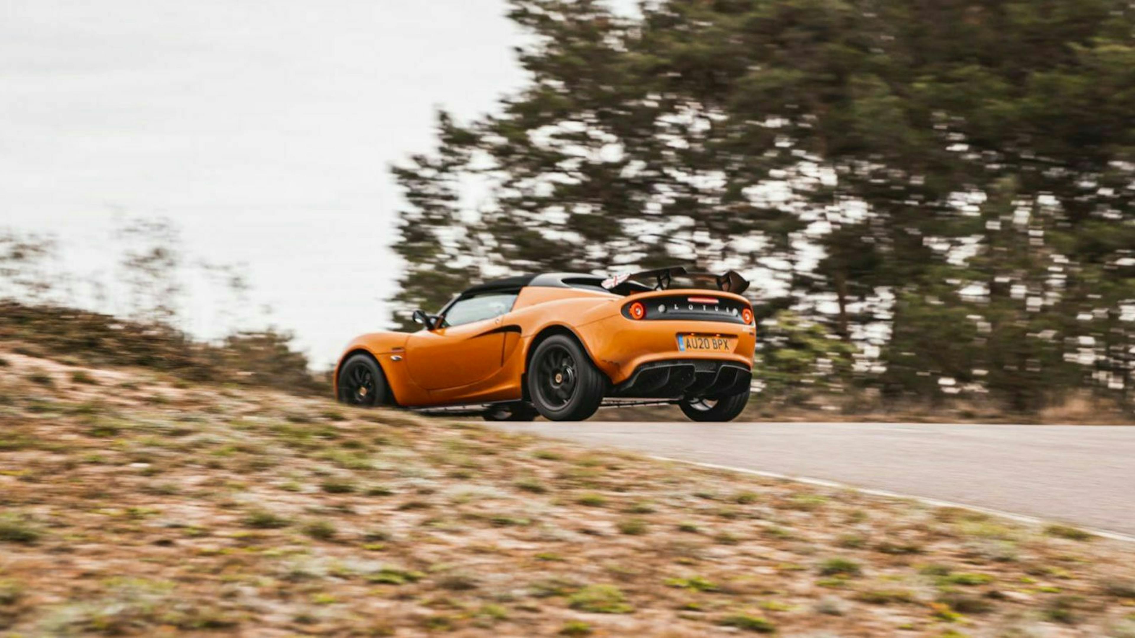 Zu sehen ist der Lotus Elise von hinten