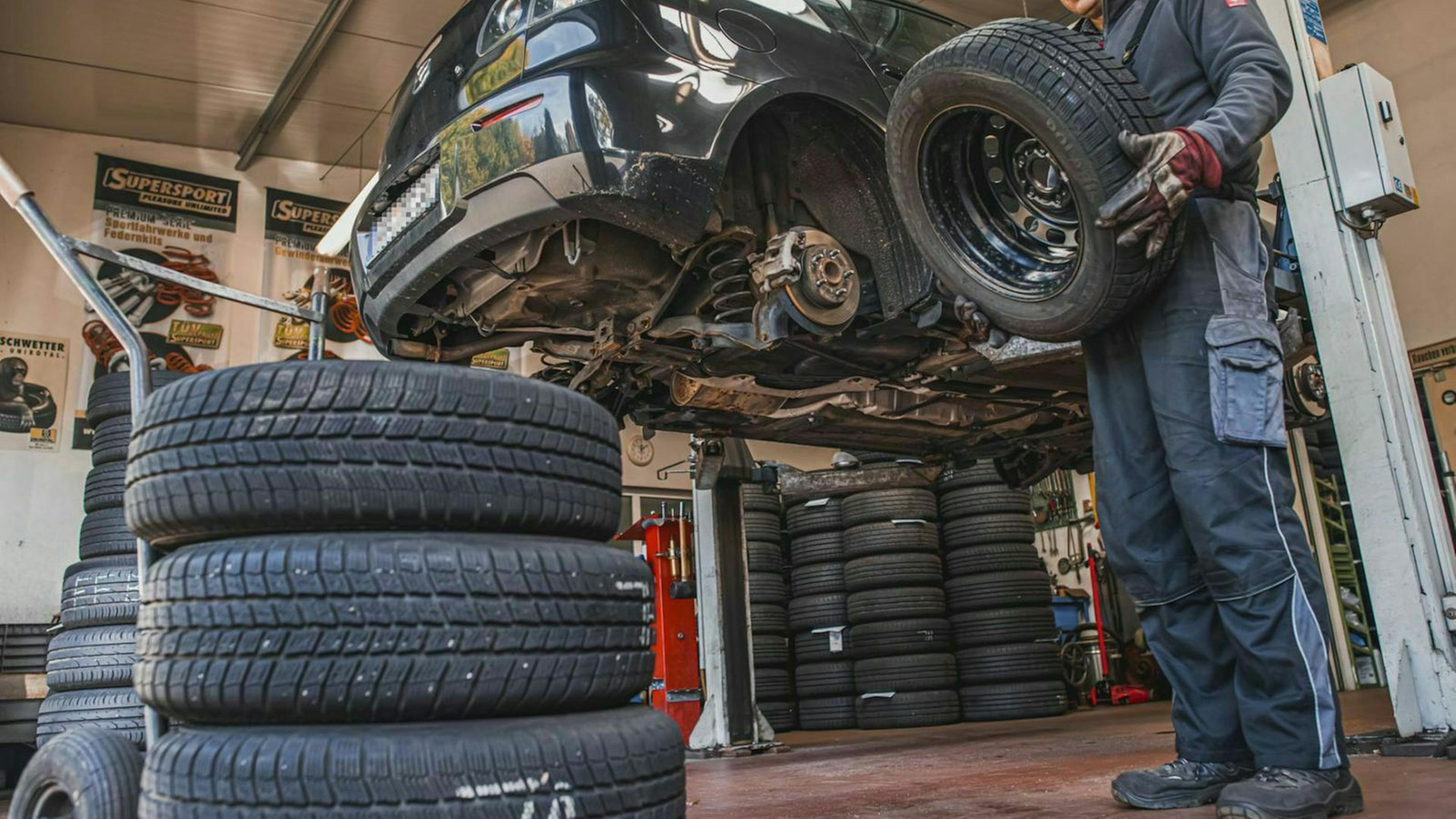 Reifenwechsel an einem Auto in der Werkstatt