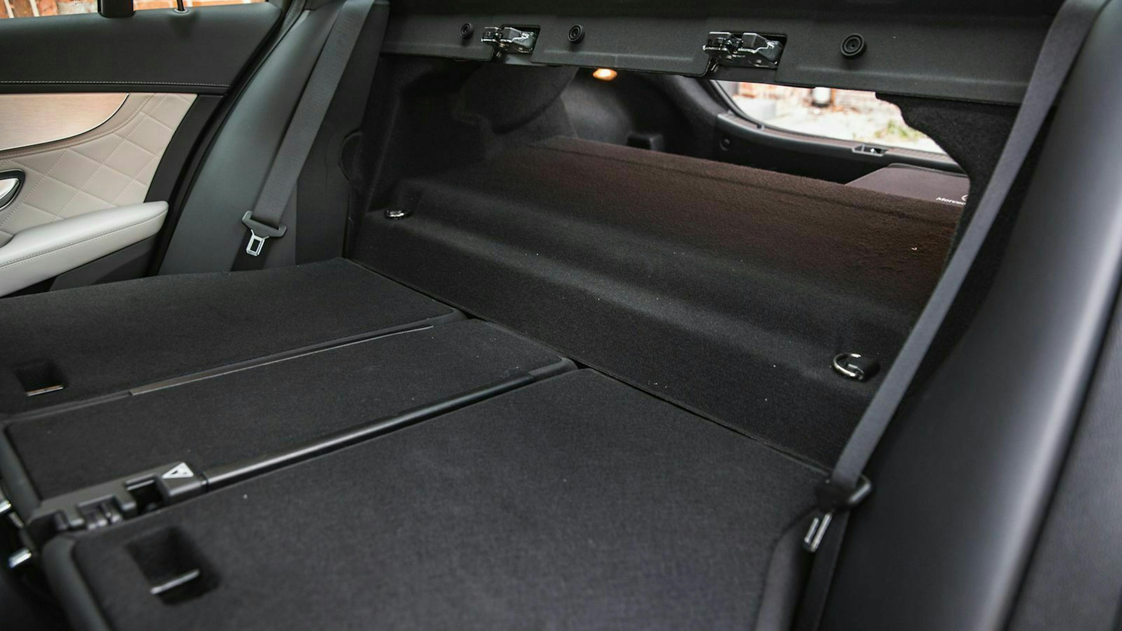 Eine ebene Ladefläche entsteht leider auch bei umgeklappter Rückbank im C 300 de nicht. Der Akku versperrt dann den Weg