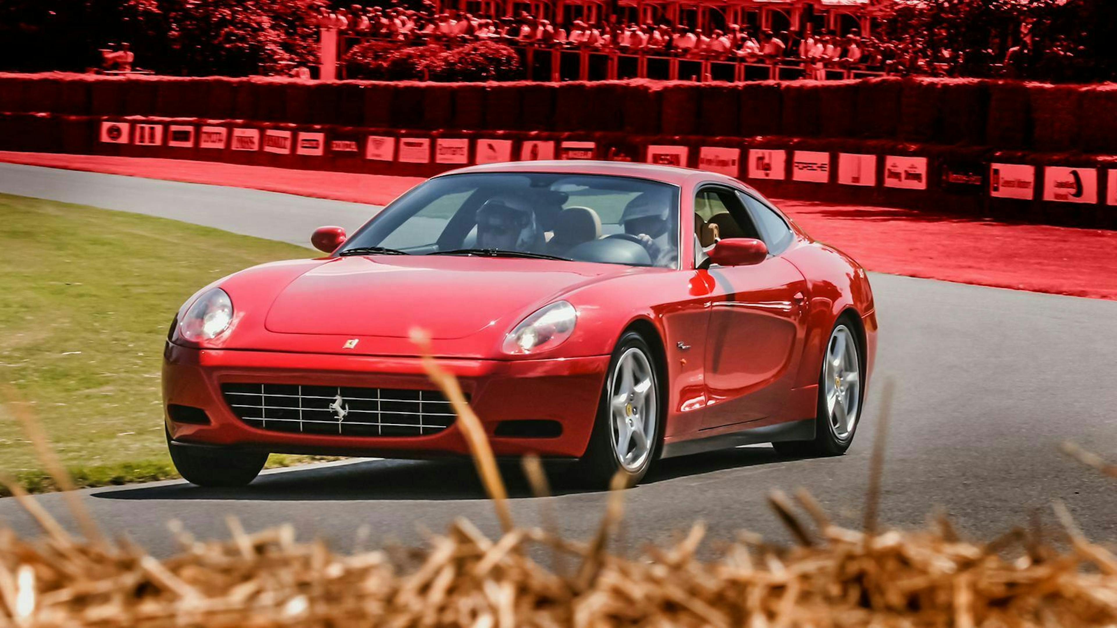 Ferrari 612 in der Frontansicht, fahrend