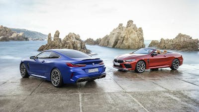 BMW M8 Coupé und M8 Cabriolet Competition stehen an einer felsigen Küste