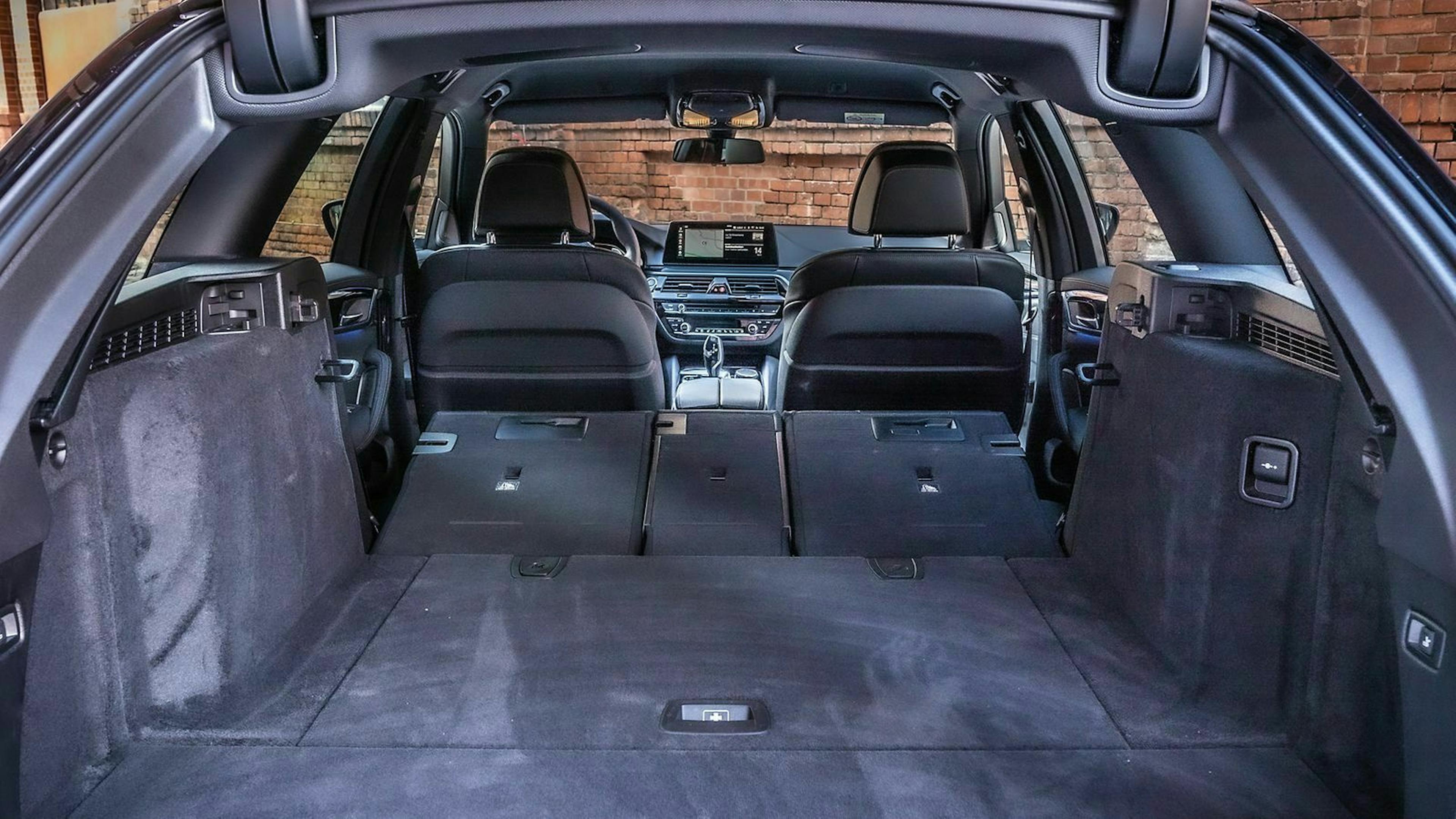 Zu sehen ist der Kofferraum des BMW M550d xDrive Touring