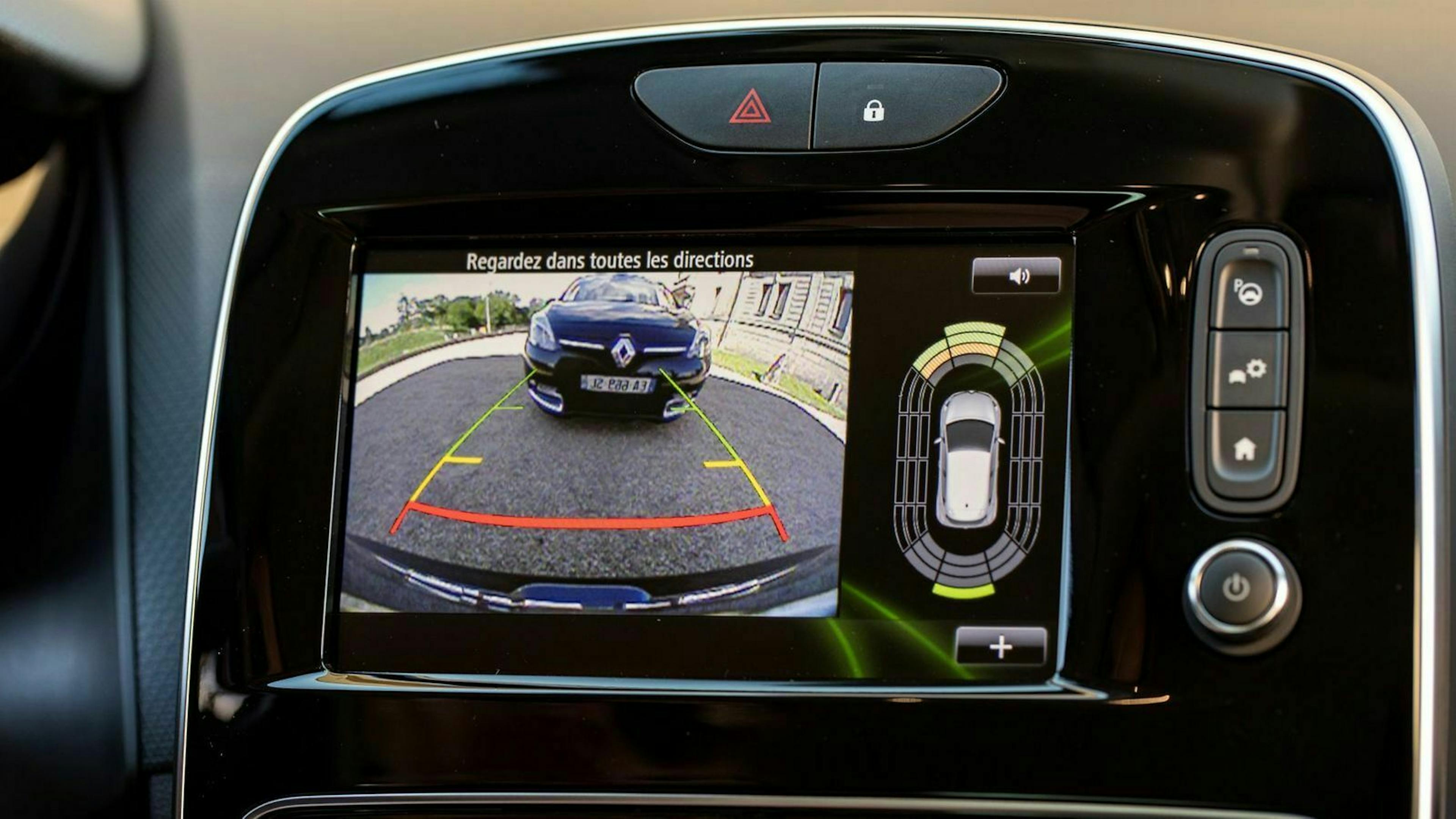 Modernes Infotainment mit Rückfahrkamera und erweiterter Konnektivität im Renault Clio