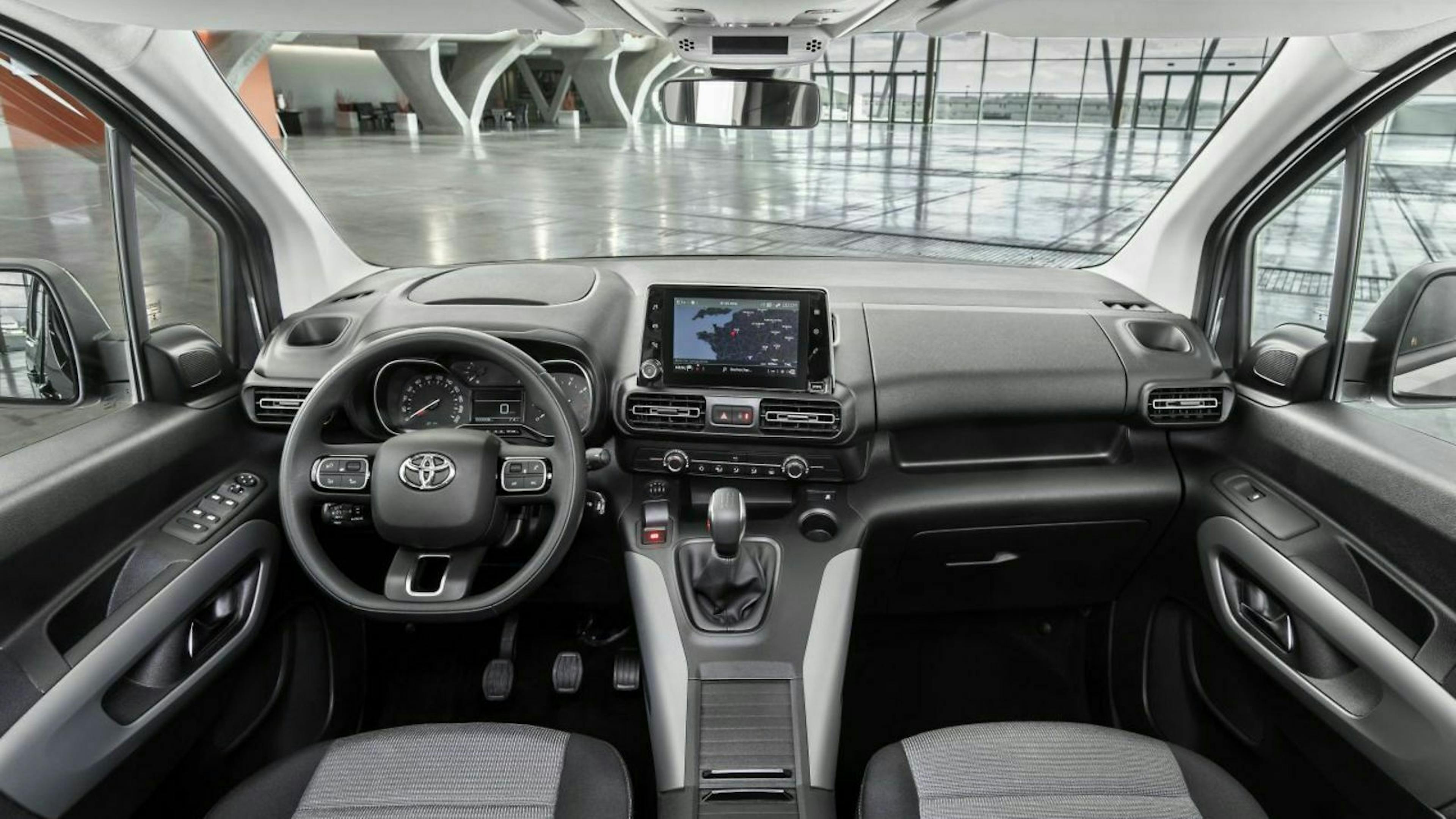 Im Cockpit unterscheidet den Toyota im Wesentlichen das Lenkrad von den PSA-Schwestermodellen
