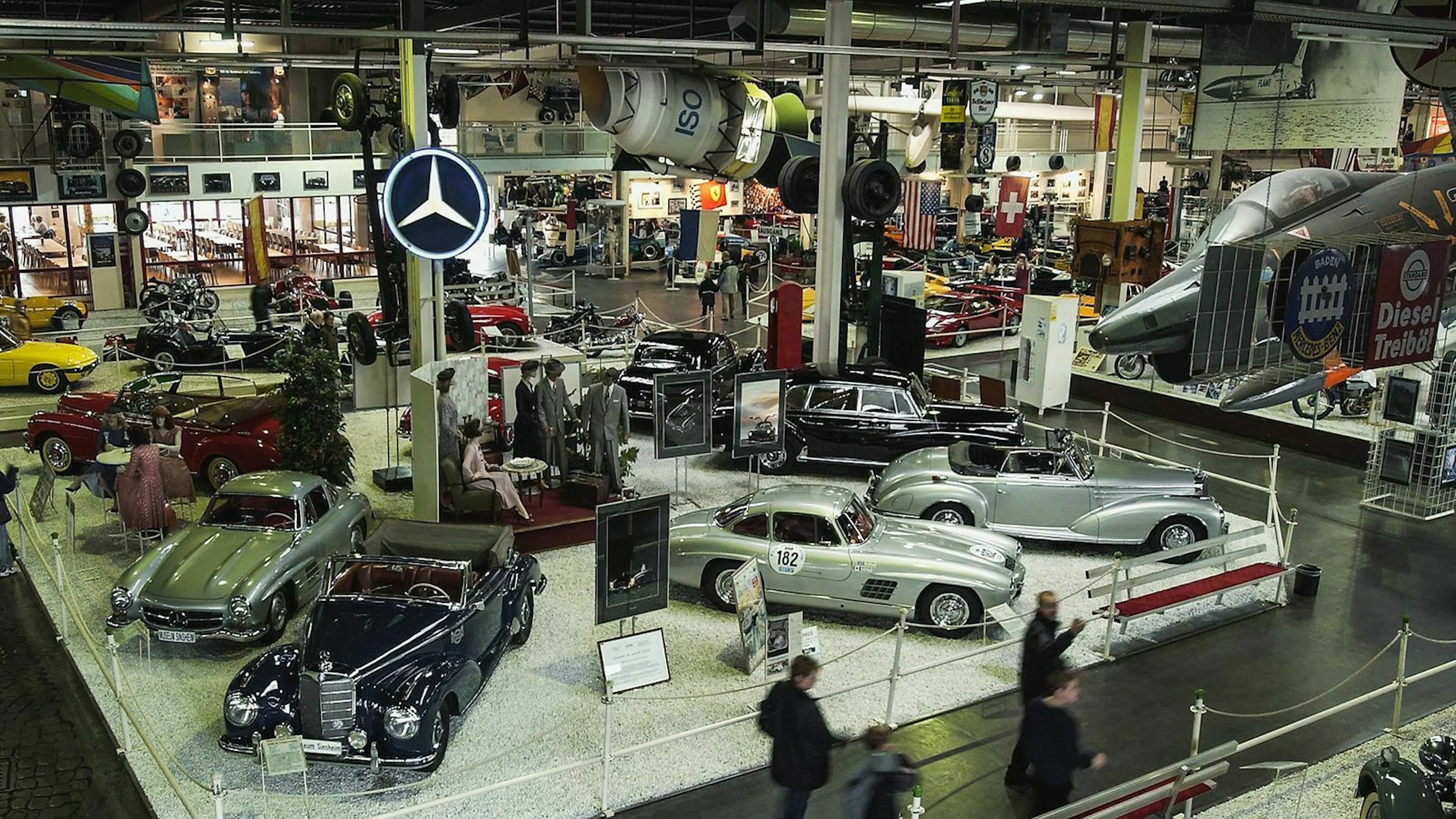 Bei Sinsheim lohnt sich ein Abstecher zum Auto & Technik Museum direkt neben der Autobahn.