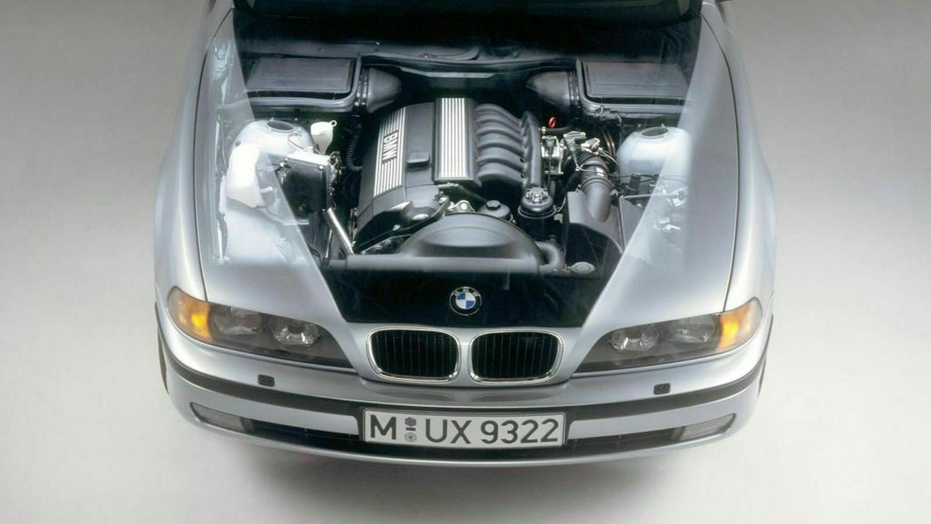Zu sehen ist der Motor des BMW 5er E39