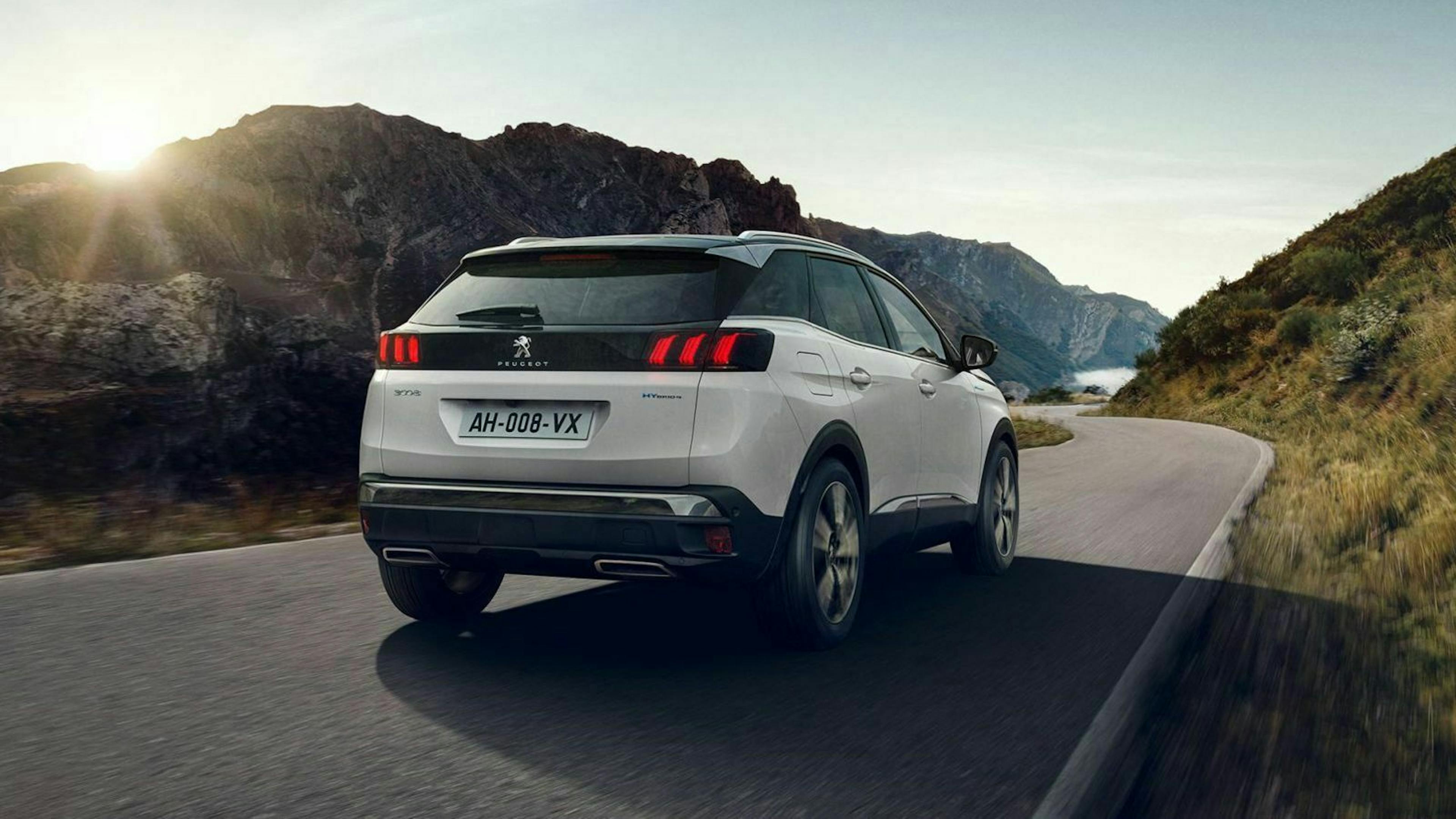 Zu sehen ist der geliftete Peugeot 3008 Hybrid von hinten, fahrend