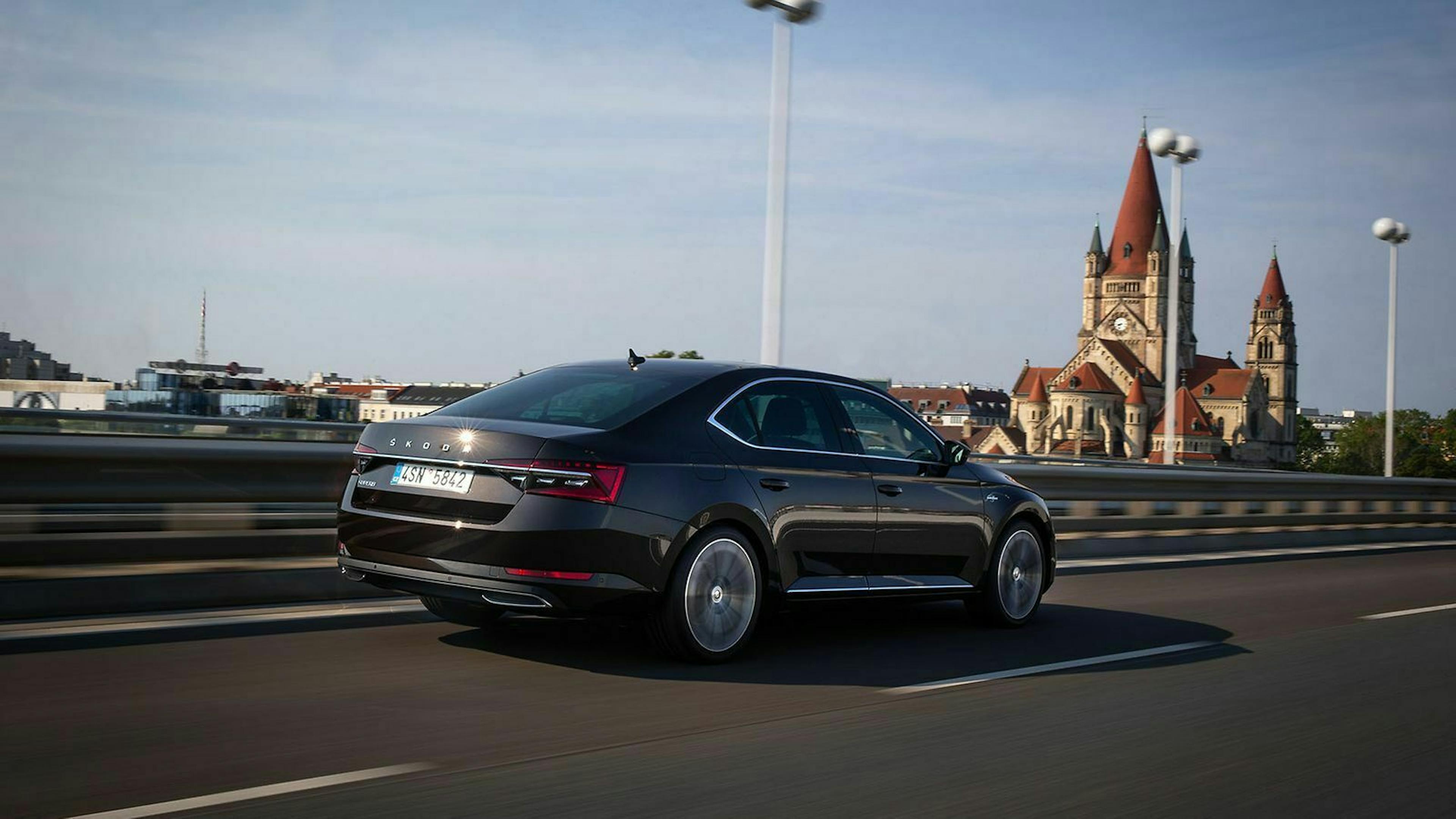 Superb in Fahrt: Aufnahme von hinten rechts