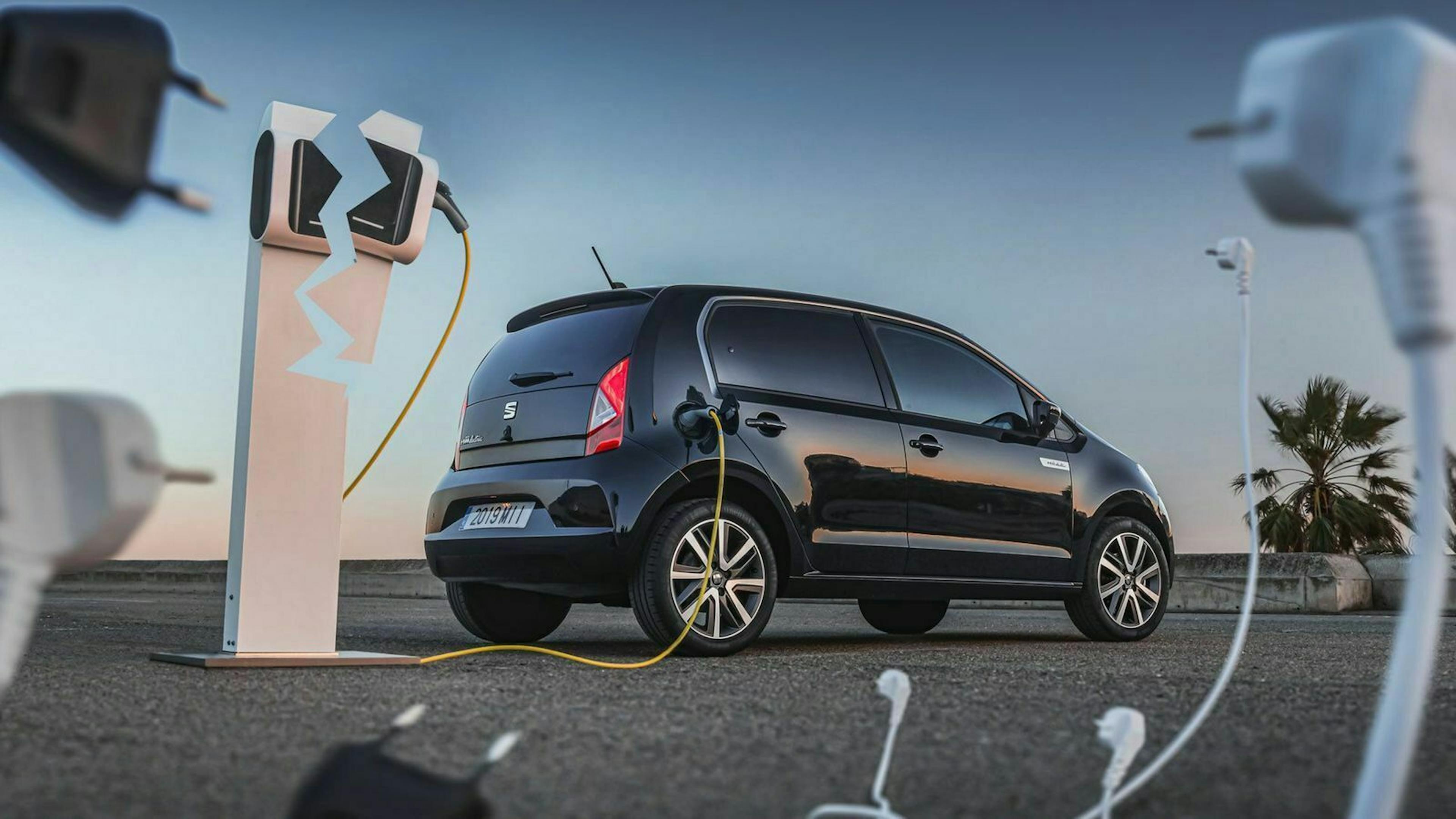 E-Auto an Ladesäule in Heckansicht