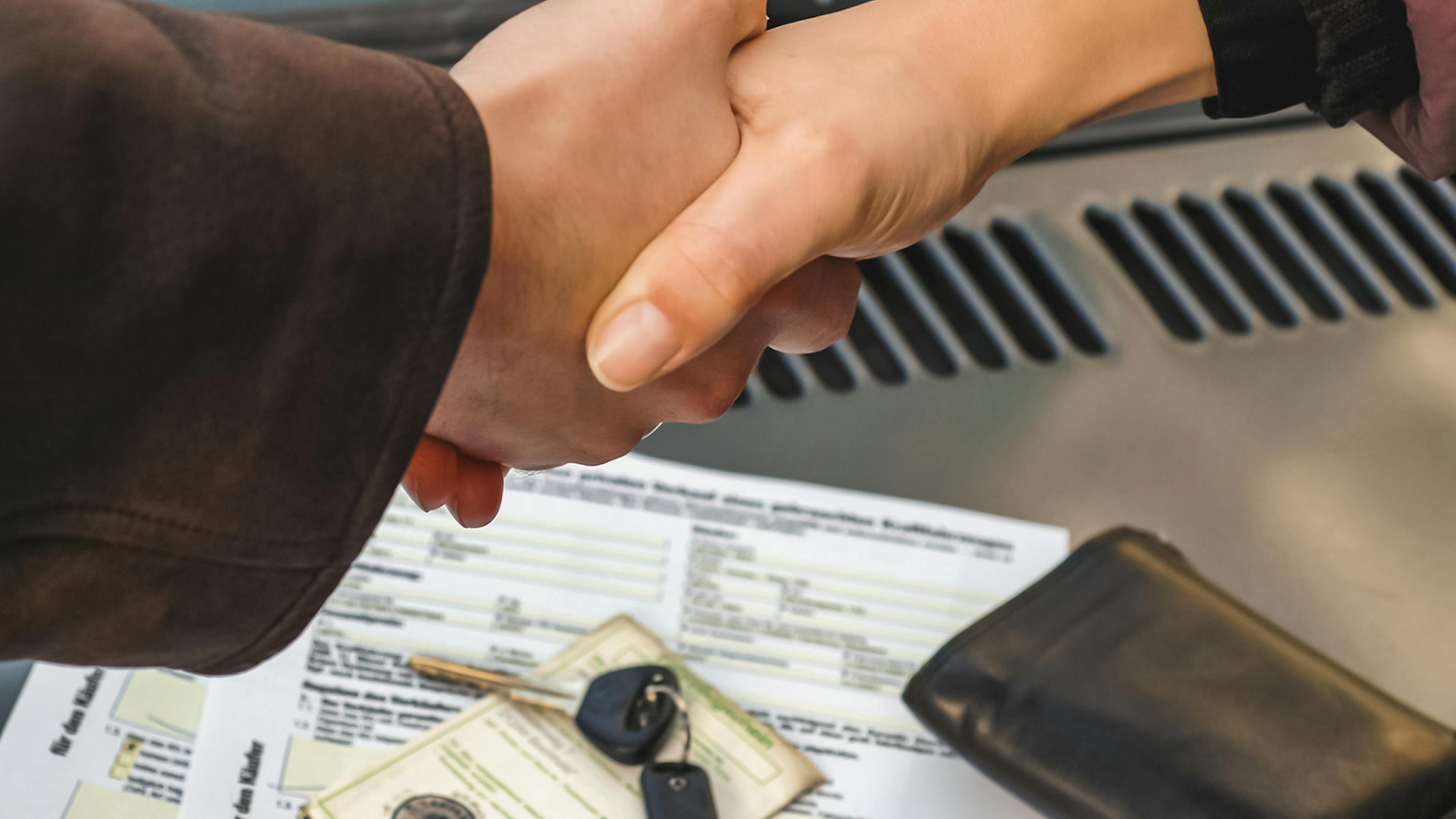 Zwei Personen reichen sich die Hand. Der Handschlag ist in Großaufnahme zu sehen.