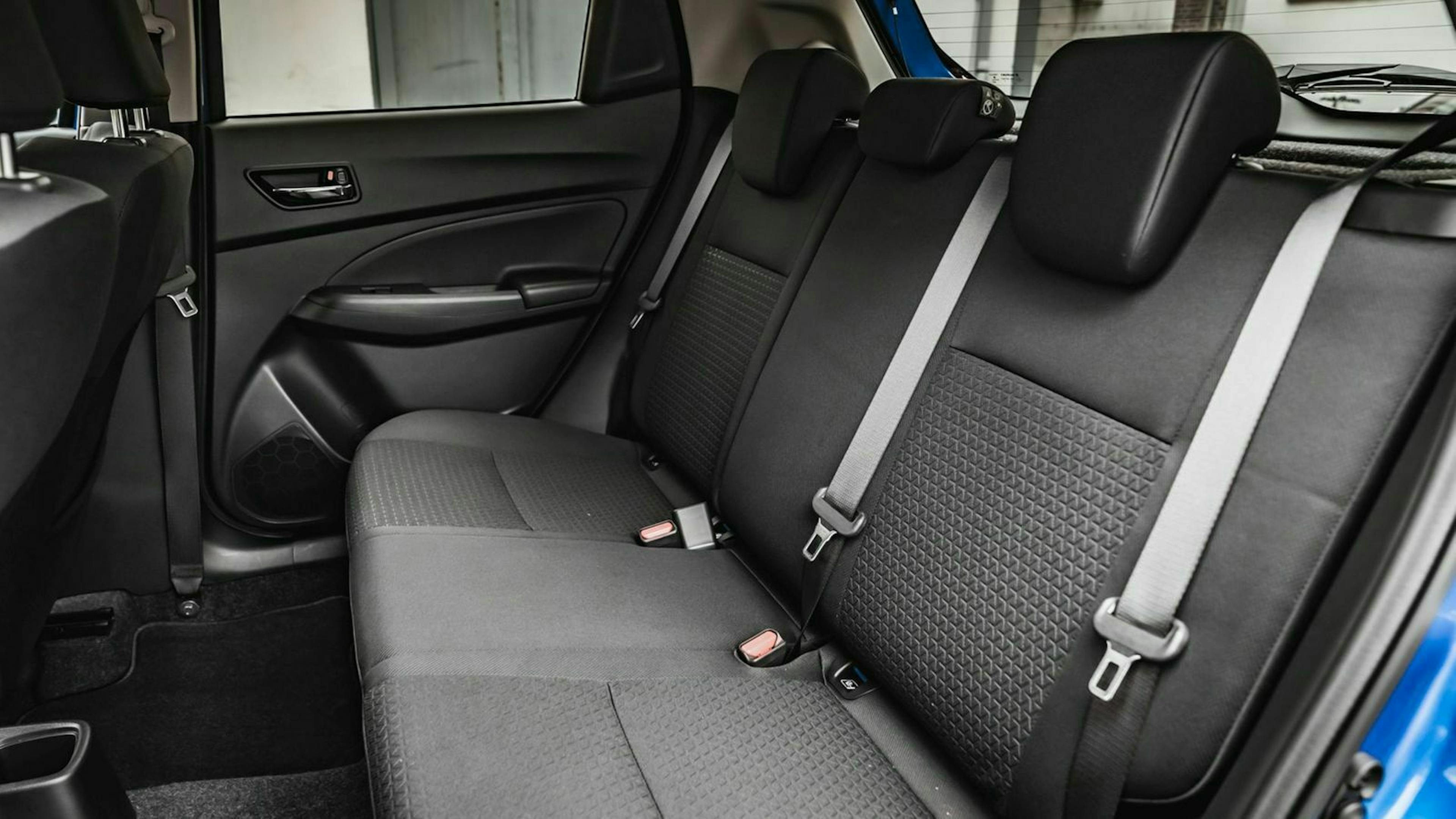 Zu sehen ist die Rückbank des Suzuki Swift Hybrid 2020