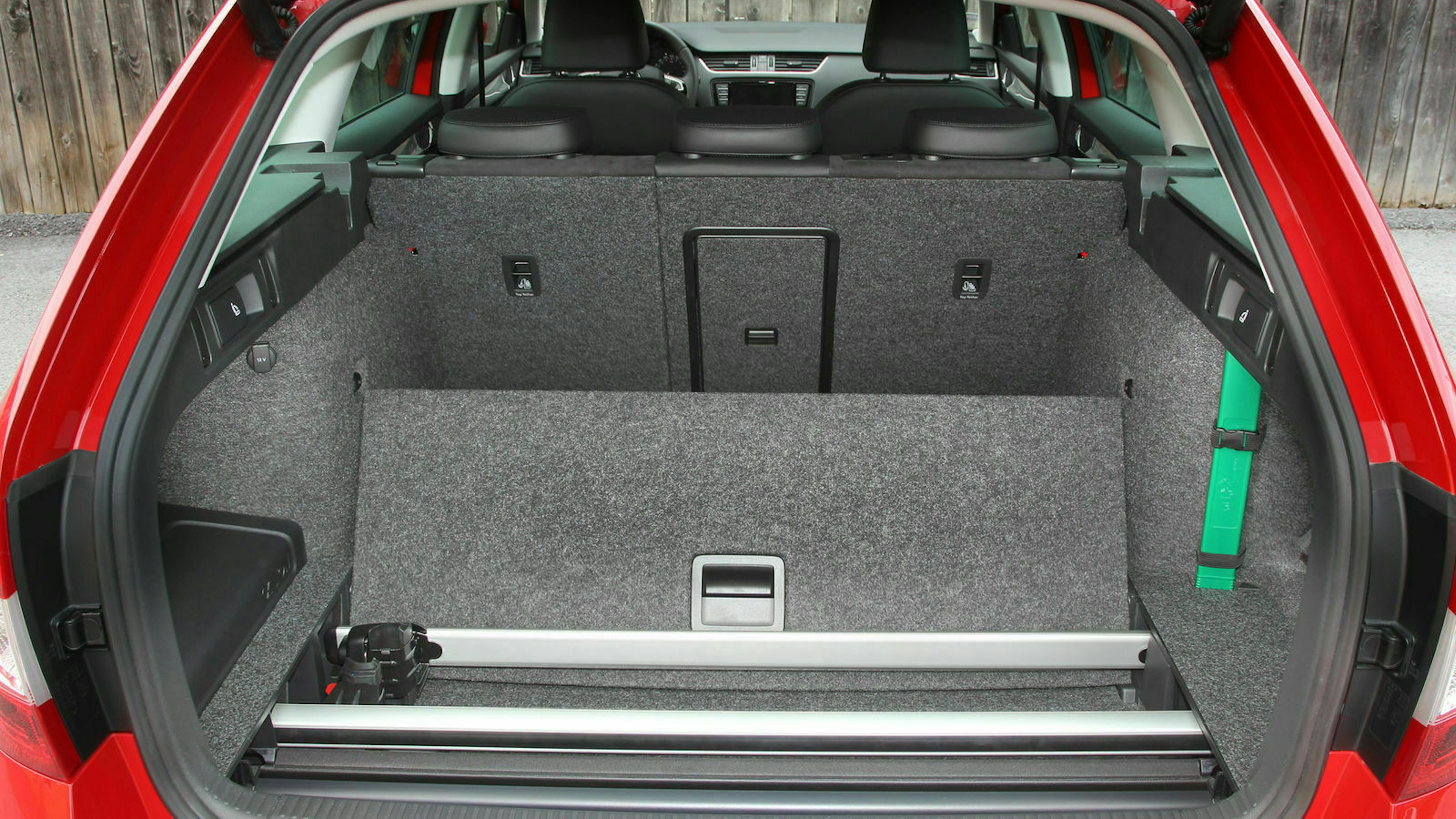 Zu sehen ist der Kofferraum des Skoda Octavia Kombi 