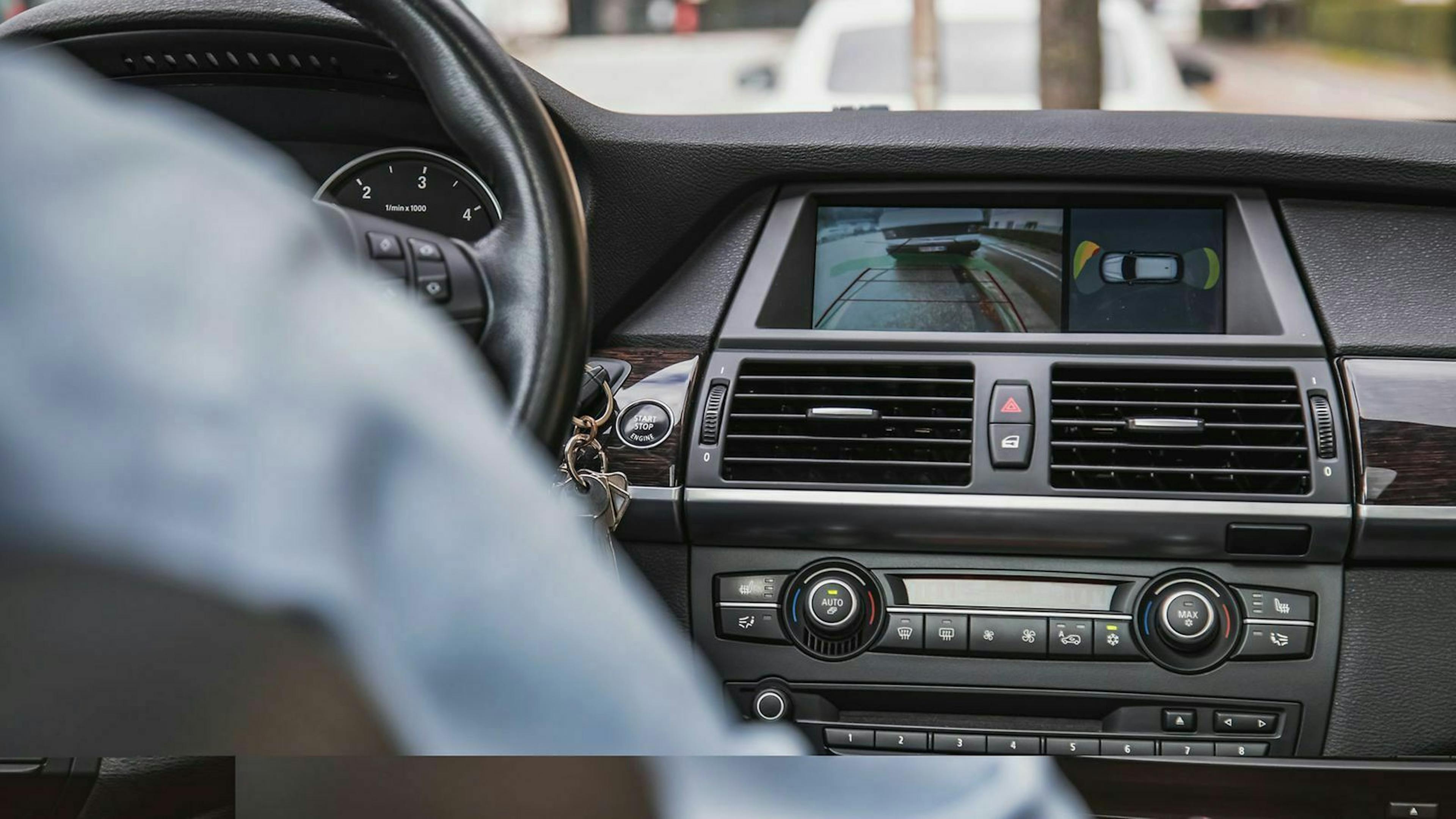 Das Bild der Rückfahrkamera wird auf den Monitor des Infotainmentsystems übertragen.