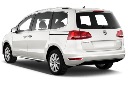 Weißer Volkswagen Minivan, Rückansicht, mit schwarzen Fenstern und roten Rückleuchten, steht auf einem weißen Hintergrund.