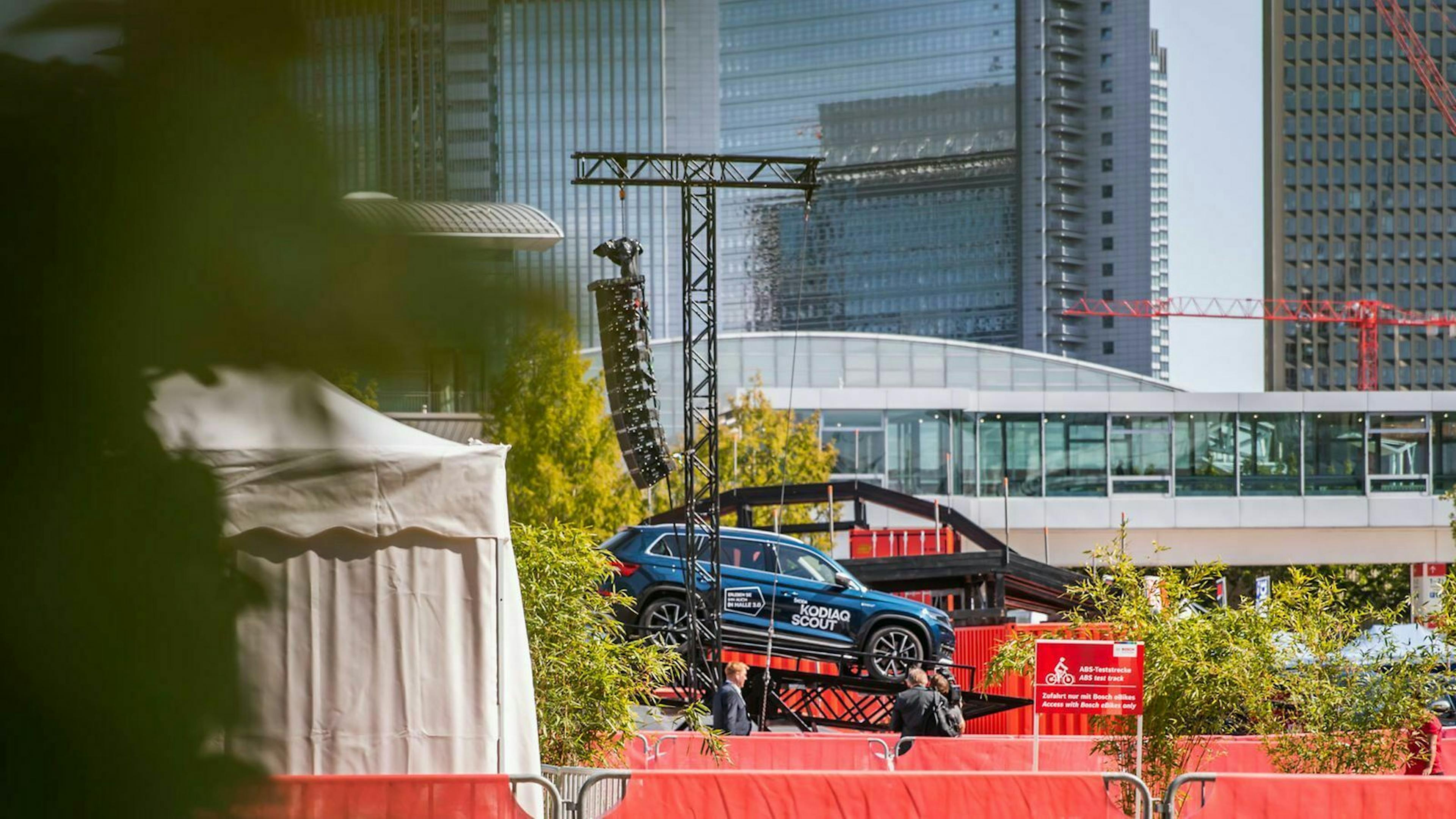 Das Thema "Auto" ist auch ein politisches. Umweltverbände riefen zu einer Großdemonstration gegen die Messe auf