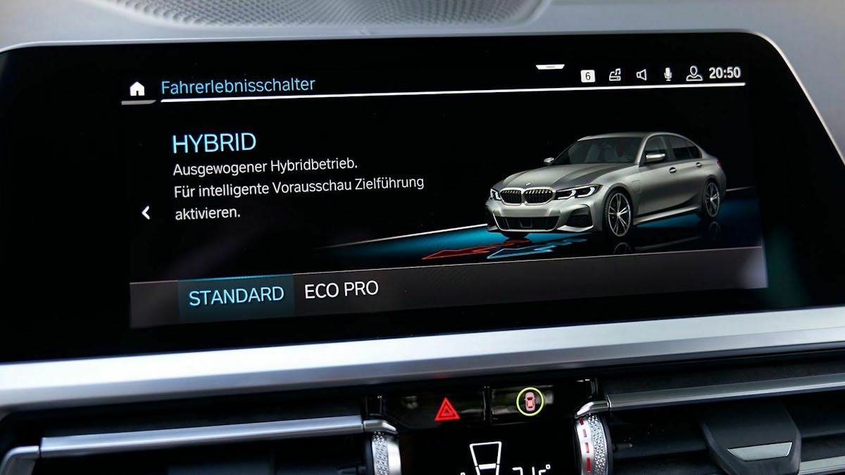 Im Hybrid-Modus regelt der 330e ganz alleine das Zusammenspiel zwischen Verbrenner und E-Motor