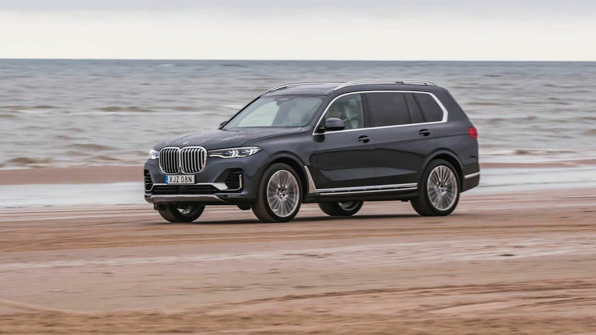 Der BMW X7 reagiert recht spontan auf Lenkbefehle, neigt sich mit per Sportmodus gestrafftem Fahrwerk relativ wenig in Kurven