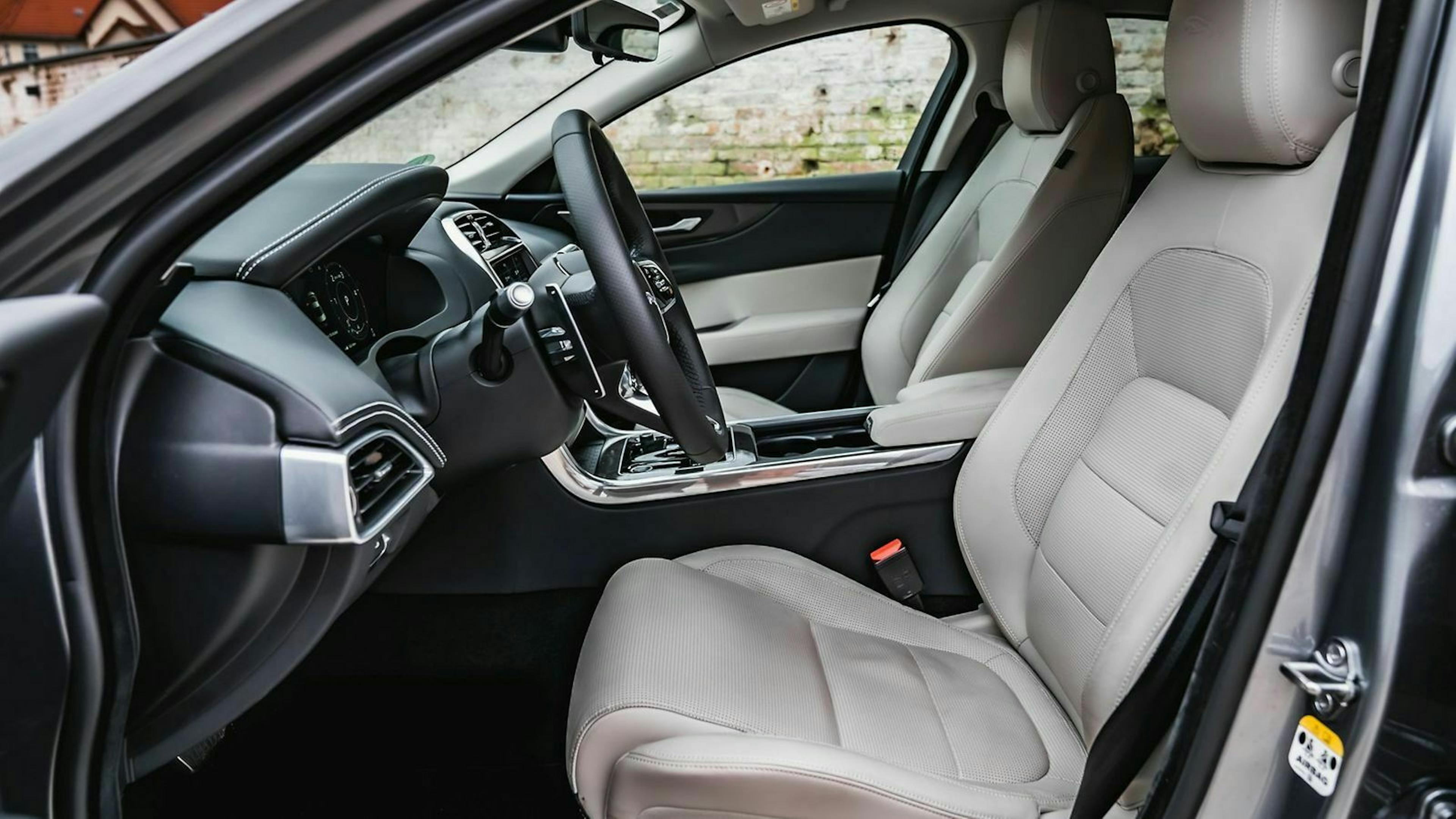 Blick in den innenraum des Jaguar XE bei geöffneter Fahrertür