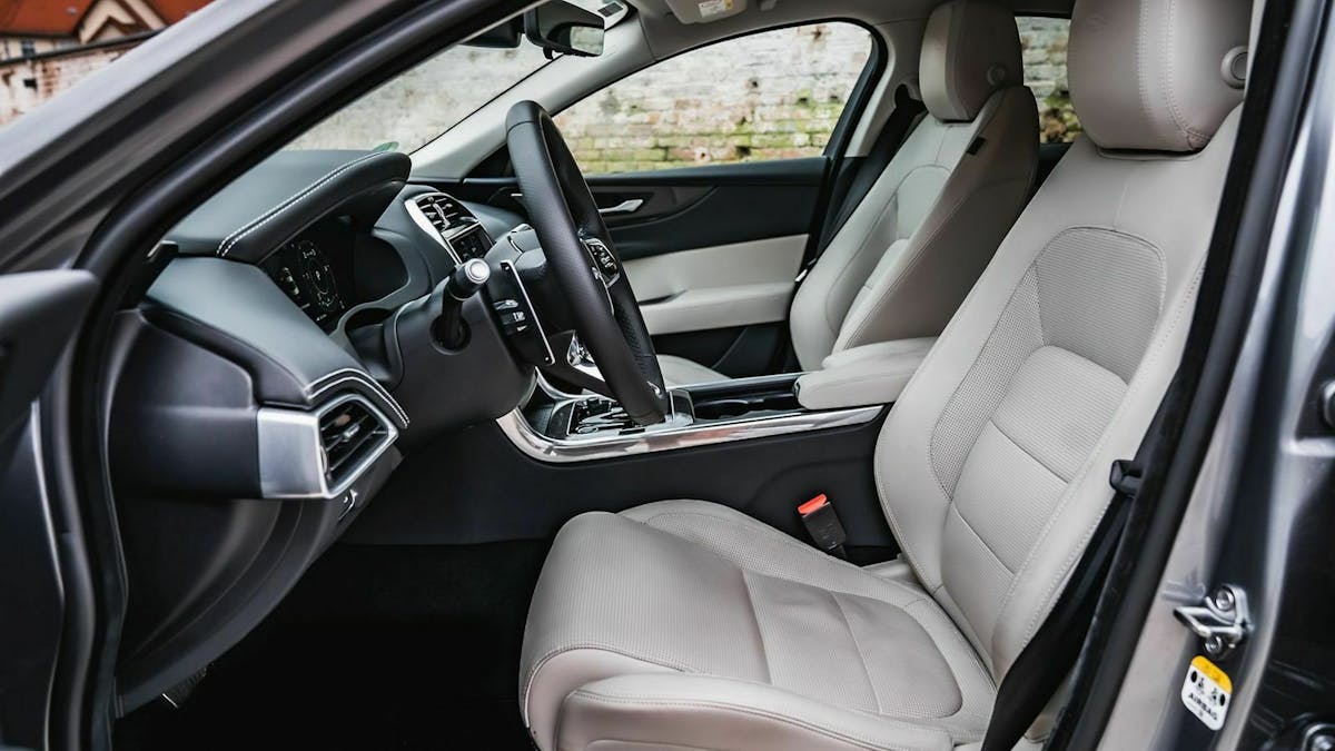 Blick in den innenraum des Jaguar XE bei geöffneter Fahrertür