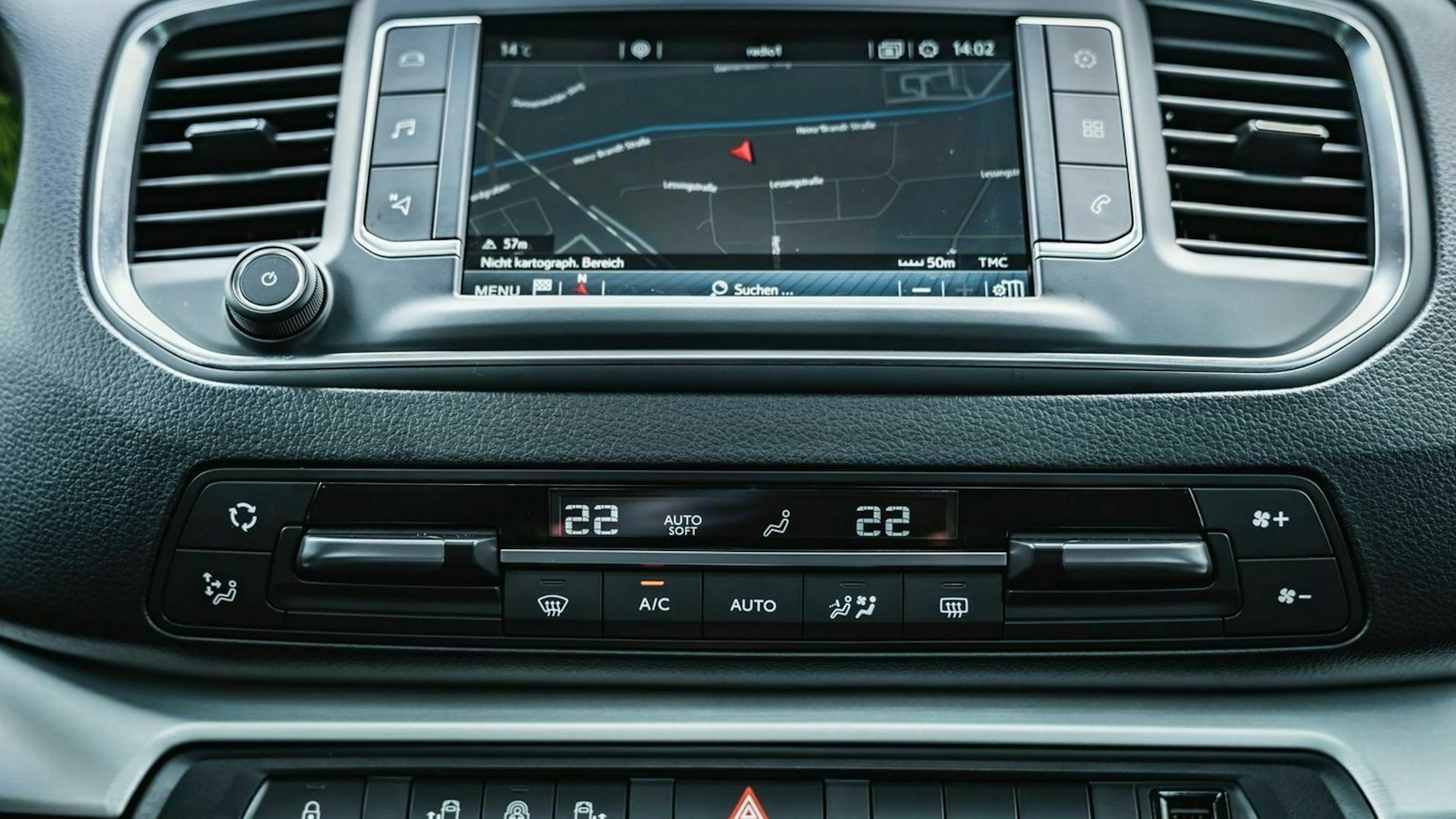 Zu sehen ist das Infotainmentsystem des Toyota ProAce Verso