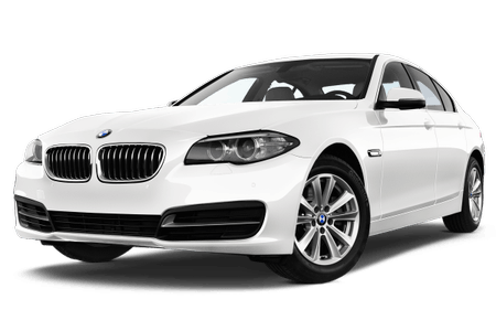 Weißer BMW-Limousine, schräg von vorne fotografiert. Parkt auf neutralem Hintergrund.