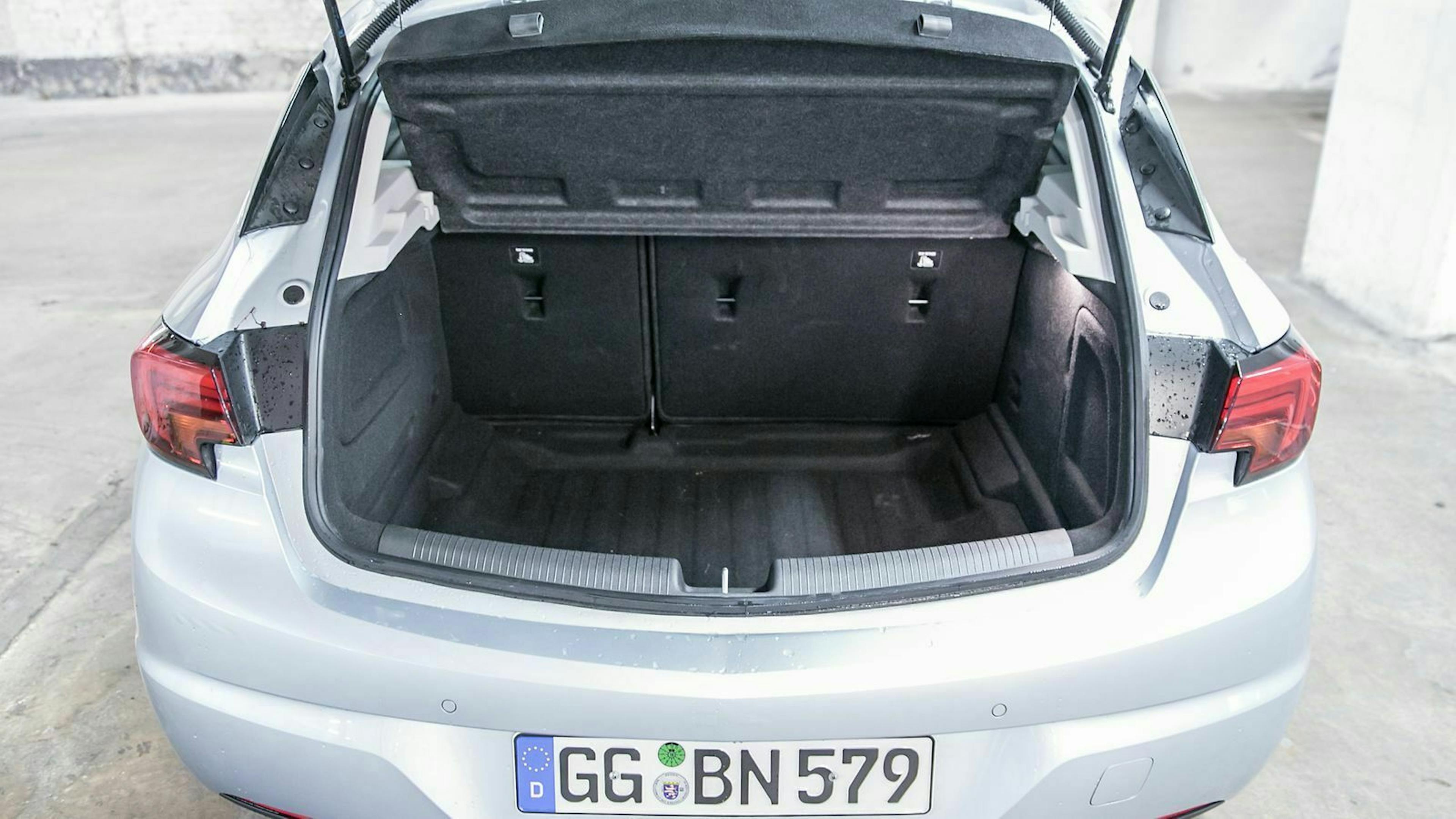 Der Fünftürer-Kofferraum bietet zwischen 370 und 1.210 Liter Stauraum