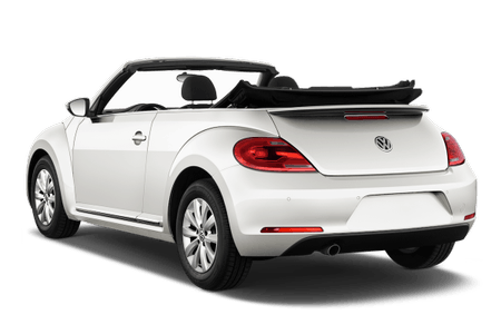 Weißes VW Cabrio von hinten mit offenem Verdeck, Heckleuchten und schwarzem Spoiler sichtbar.