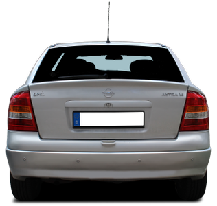 Silberner Opel Astra G von hinten, mit sichtbarem Kennzeichen, Rücklichtern und Dachantenne.