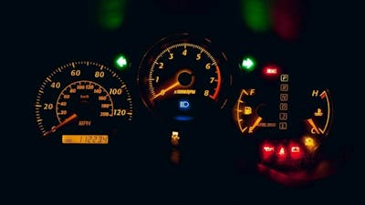 Detailansicht eines PKW-Armaturenbrettes mit Tachometer und Drehzahlmesser