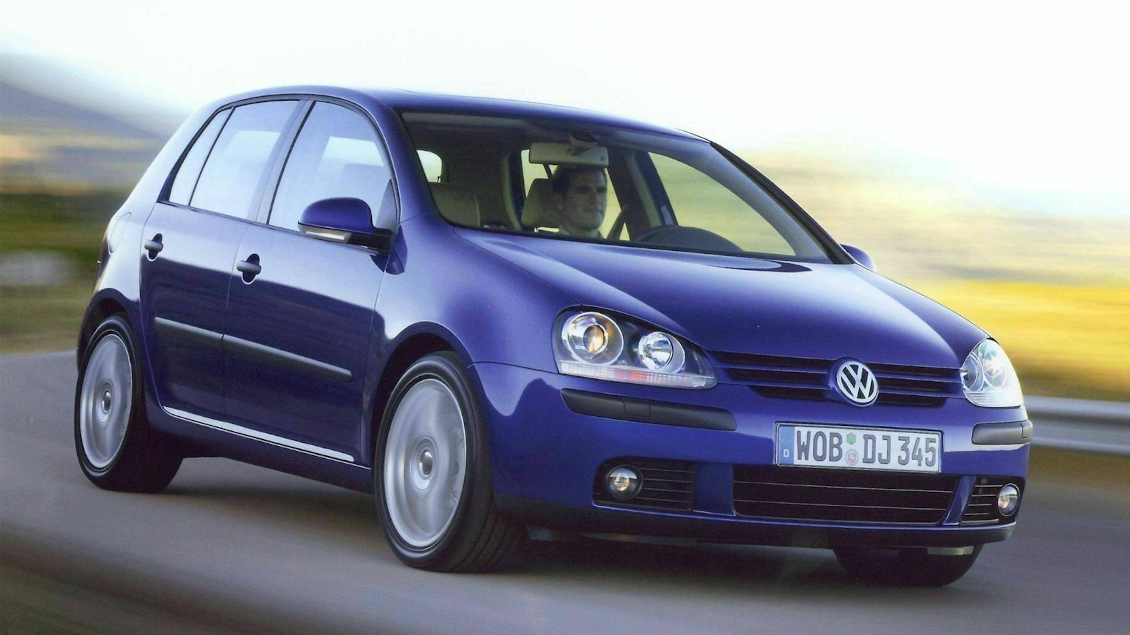 VW Golf 5 in der Frontansicht, fahrend