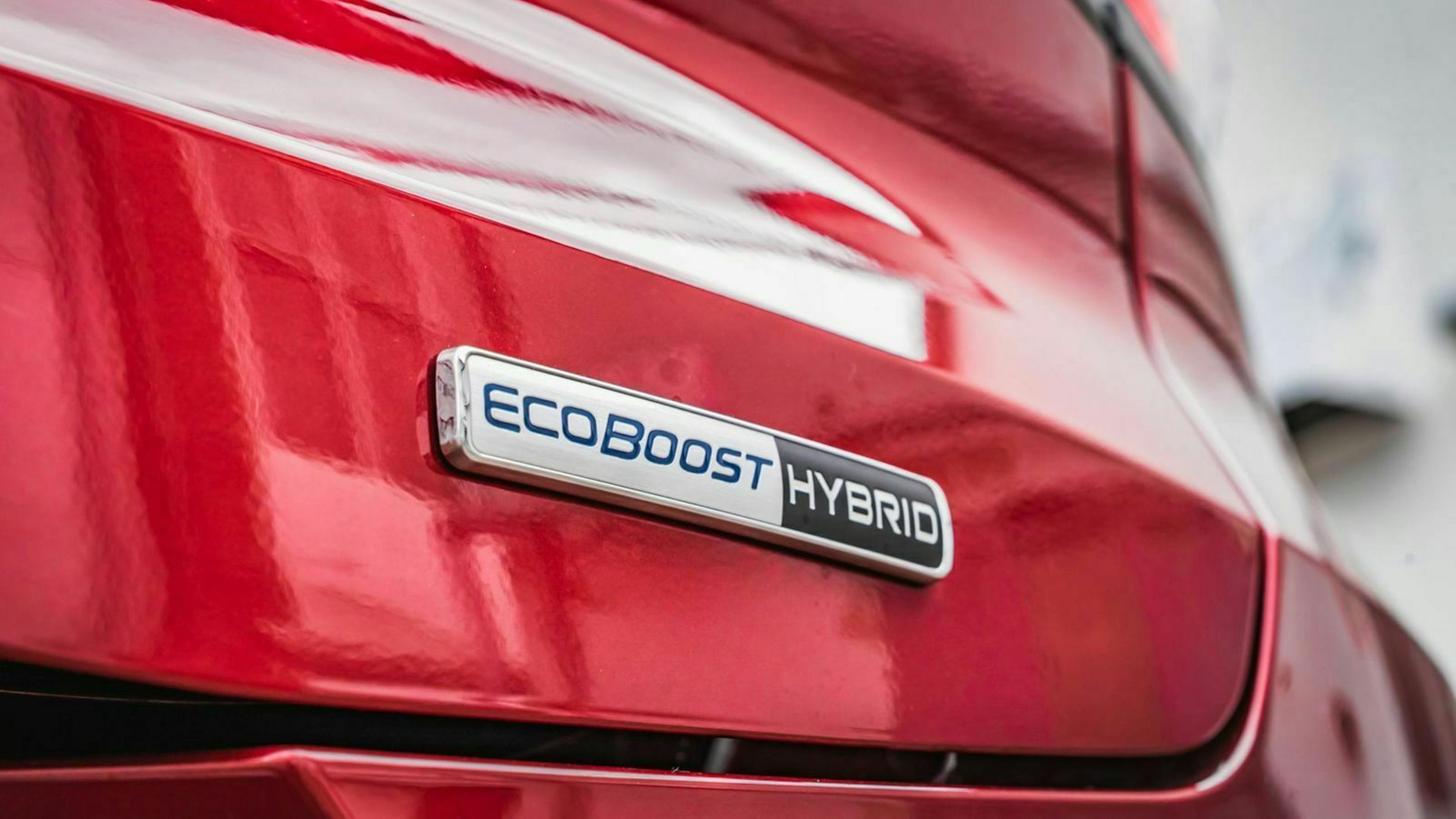 Zu sehen ist das Hybrid-Emblem des Ford Puma