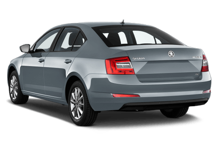 Silberner Škoda Octavia Limousine, Heckansicht, auf weißem Hintergrund.