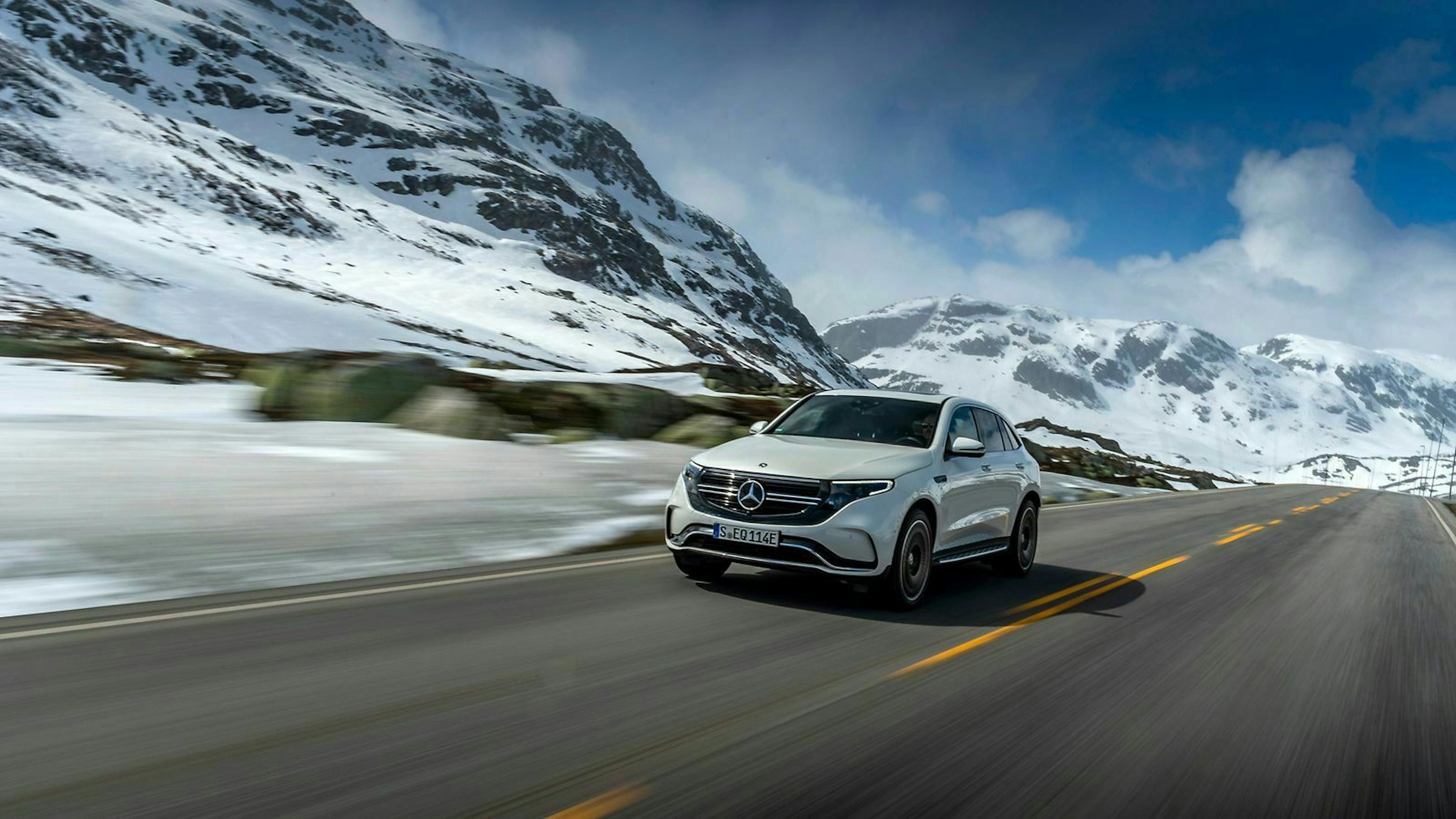 Mit einer Akkuladung fährt der EQC bis zu 380 Kilometer weit, dann muss er an die Steckdose