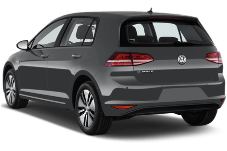 Grauer Volkswagen Golf von hinten, seitlich aufgenommen. Das Auto hat fünf Türen und LED-Rückleuchten.