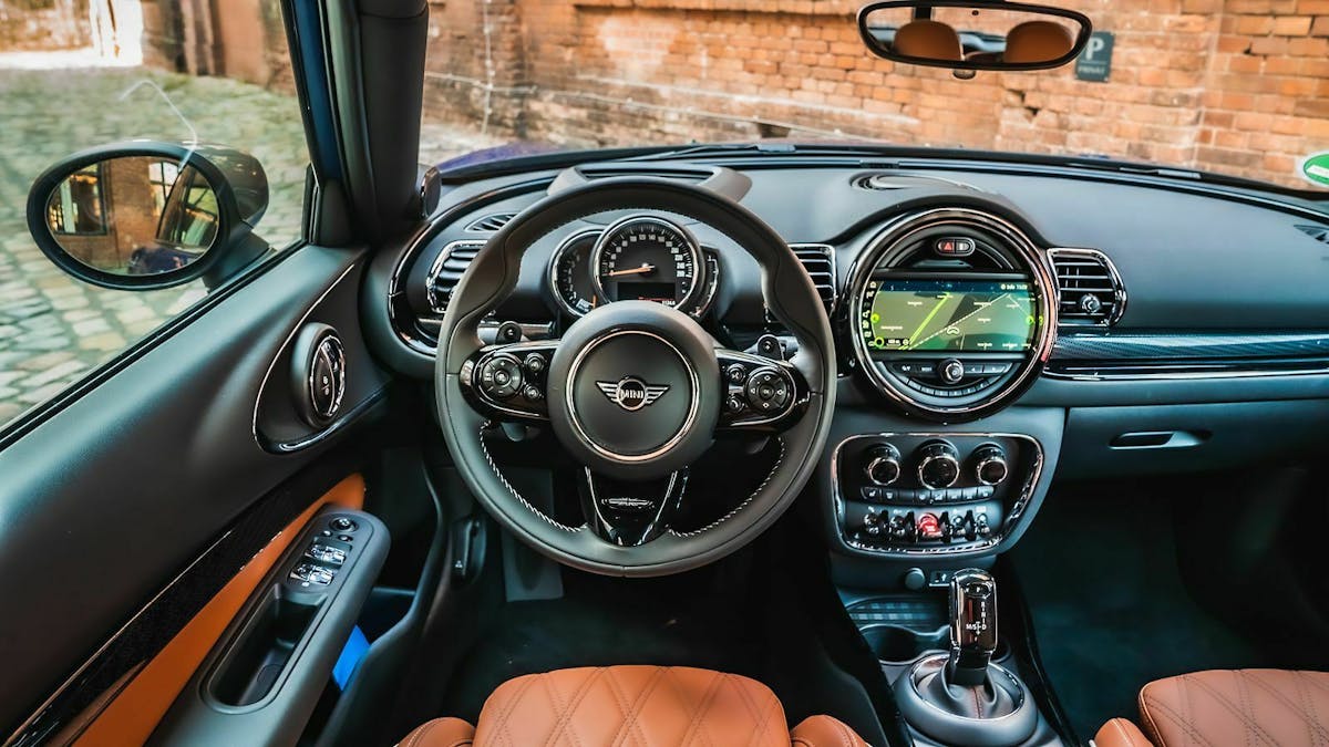 Zu sehen ist das Cockpit des Mini Cooper S Clubman