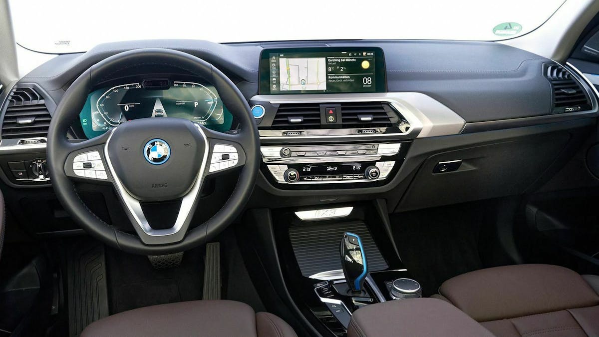 Zu sehen ist das Cockpit des BMW iX3