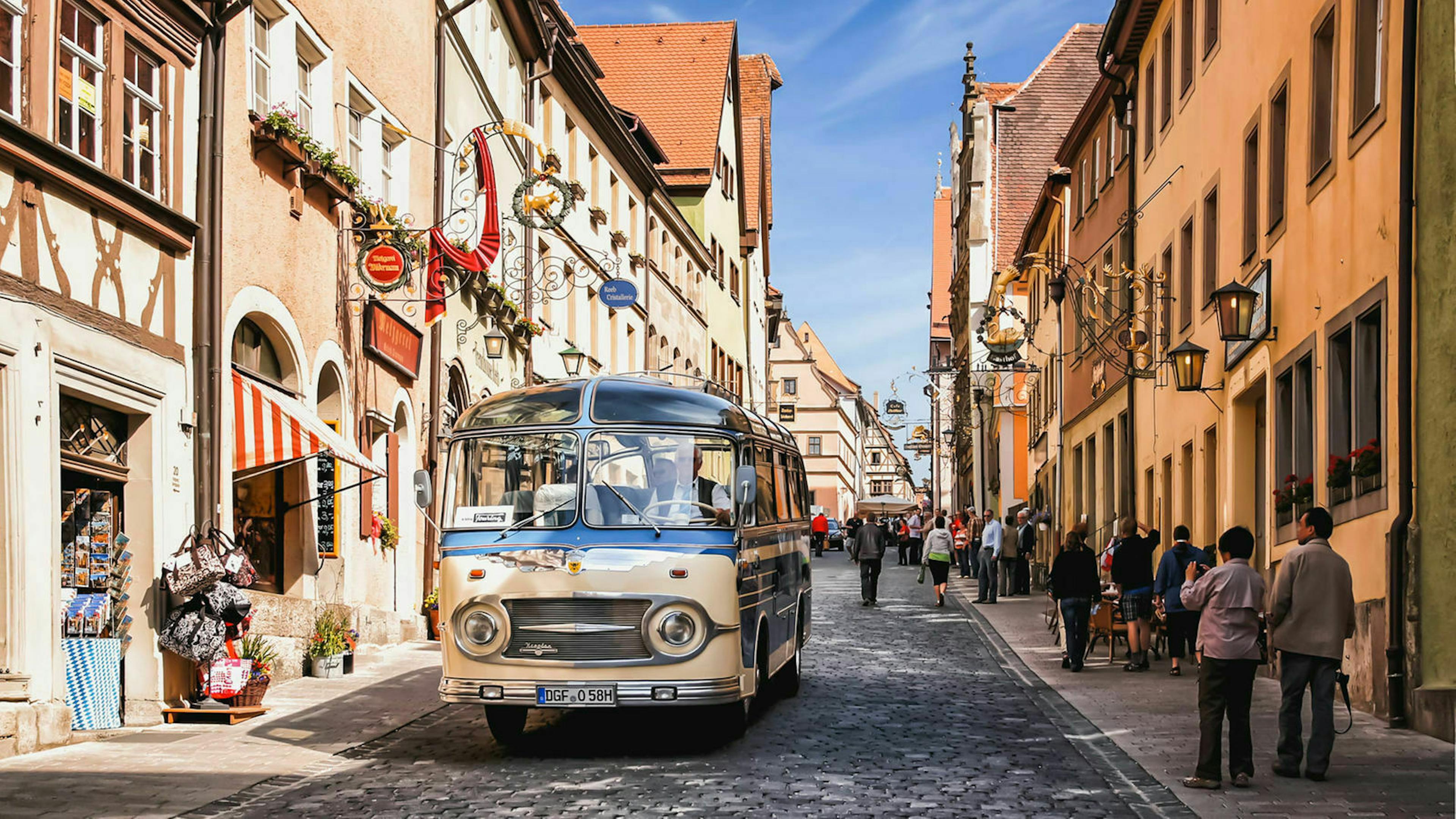 Ein Oldtimer-Bus fährt durch die Altstadt von Rothenburg ob der Tauber