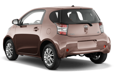 Kompakter, brauner Kleinwagen in Seitenansicht, geparkt auf weißem Hintergrund. Silverne Felgen, moderne Rücklichter, schlichte Form.