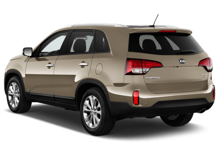 Beiges SUV von hinten, Modell Kia Sorento, geparkt, mit roten Rücklichtern und dunklen Fenstern.