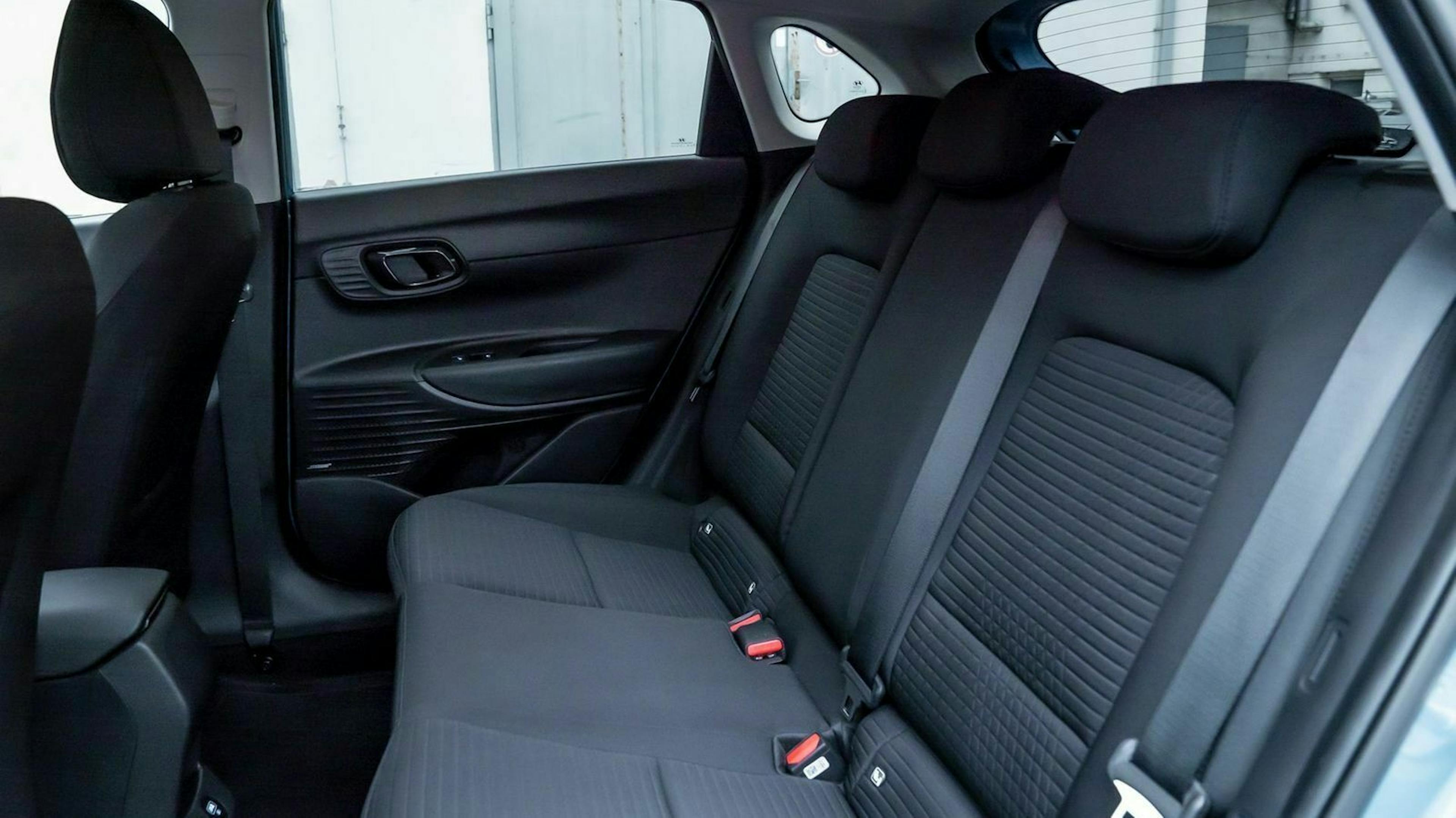 Zu sehen ist die Rückbank des Hyundai i20 2020 