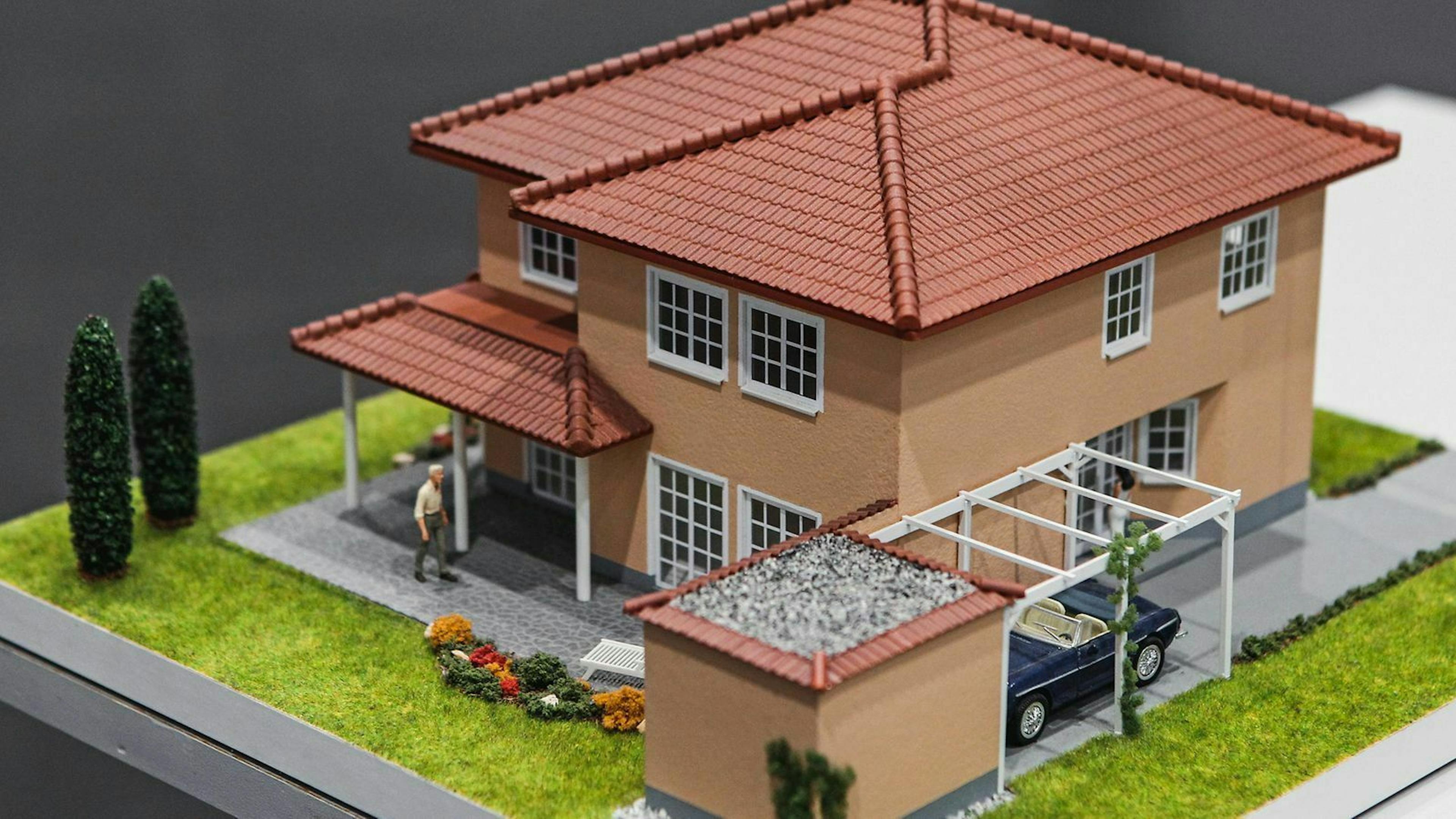 Beim Bau eines Einfamilienhauses stehen viele vor der Frage: Garage oder Carport? Manche Bauherren kombinieren beides. 