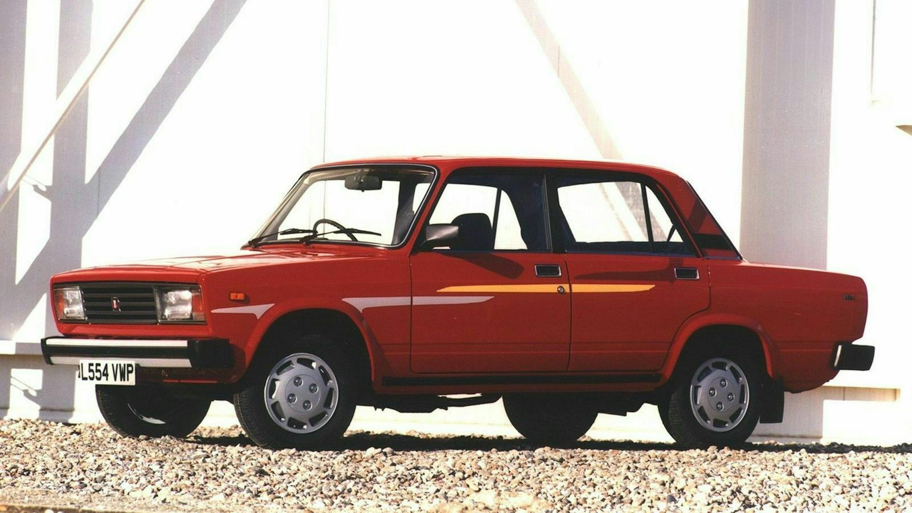 Der Lada Nova in Seitenansicht stehend