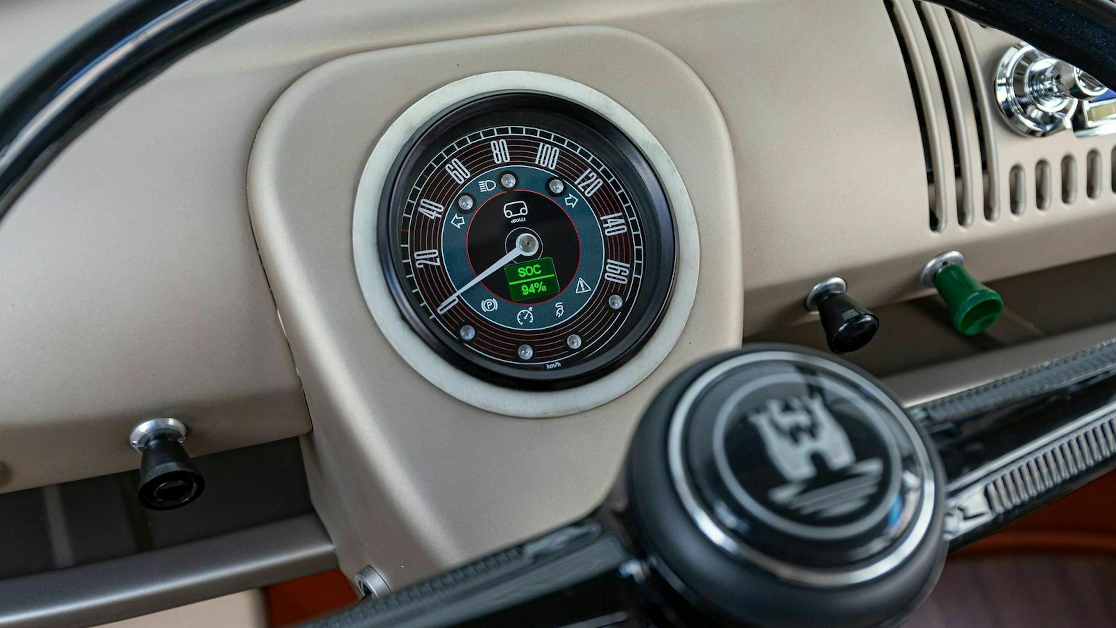 Zu sehen ist das Tachometer des VW e-Bulli