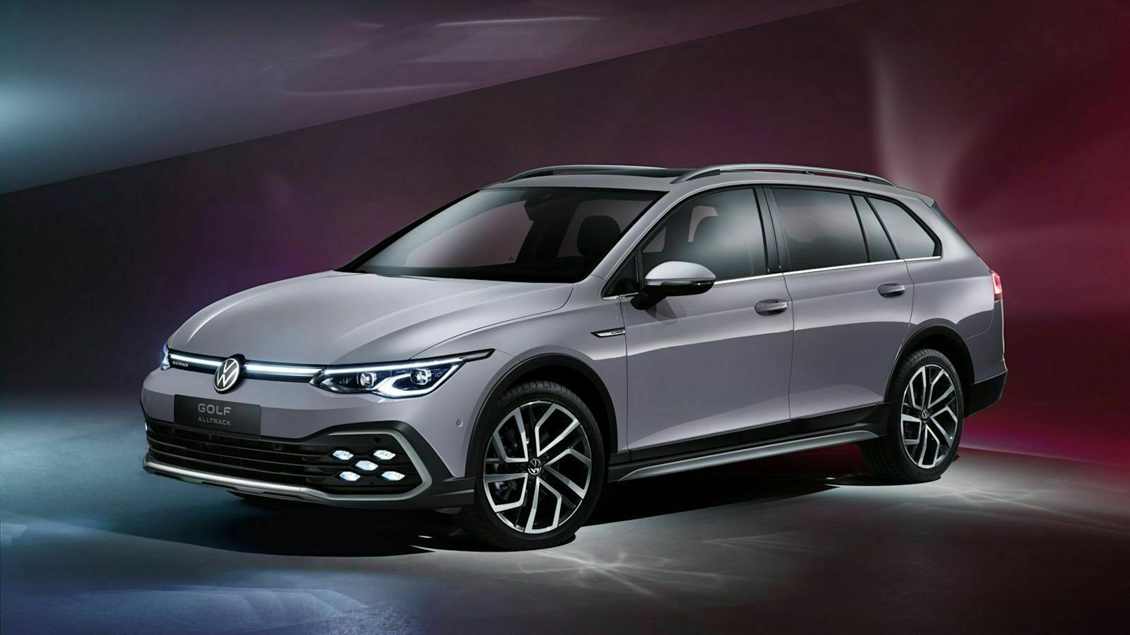 Zu sehen ist der VW Golf Alltrack von vorne, stehend