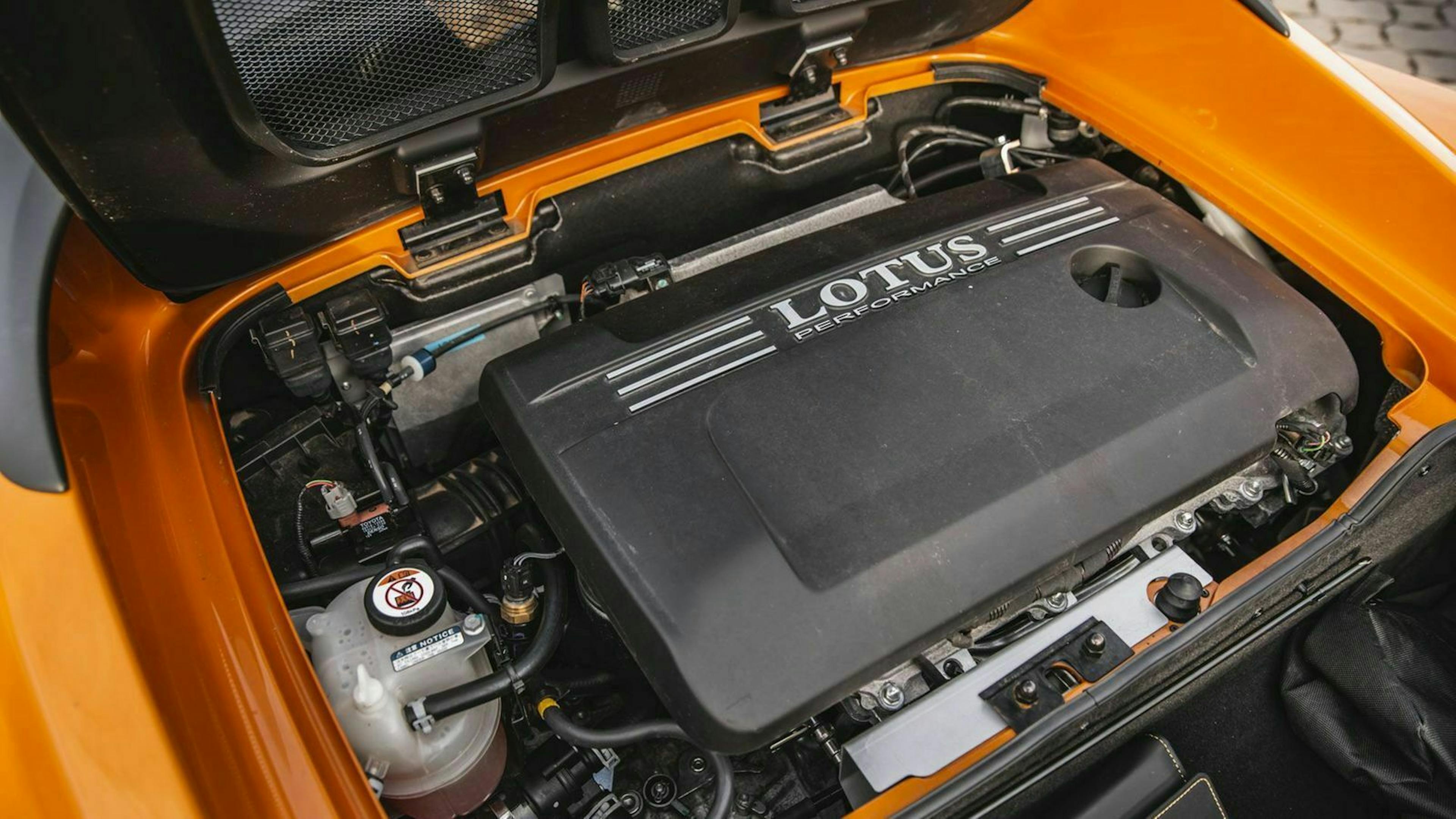 Zu sehen ist der Motor des Lotus Elise