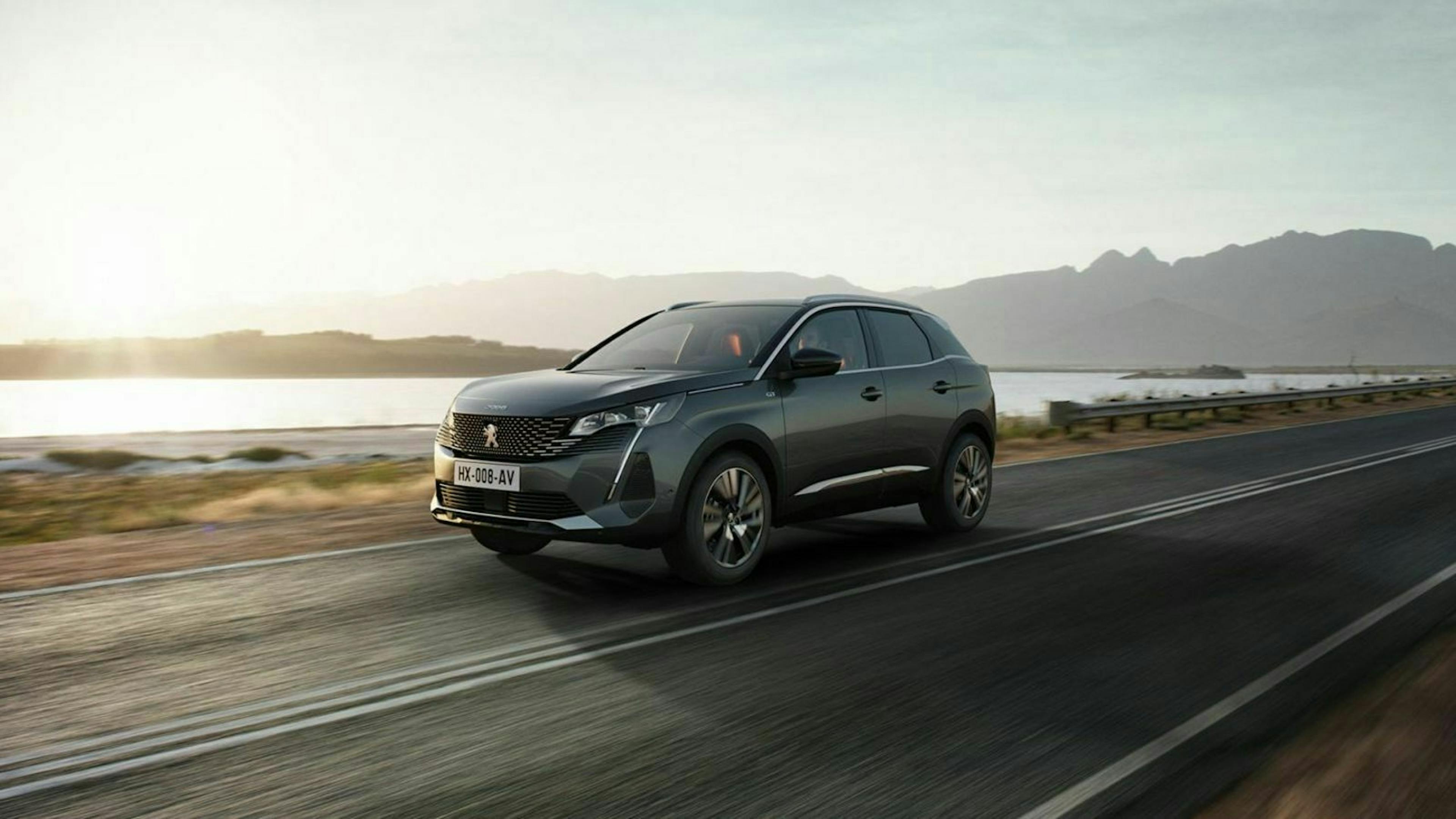 Zu sehen ist der geliftete Peugeot 3008, fahrend