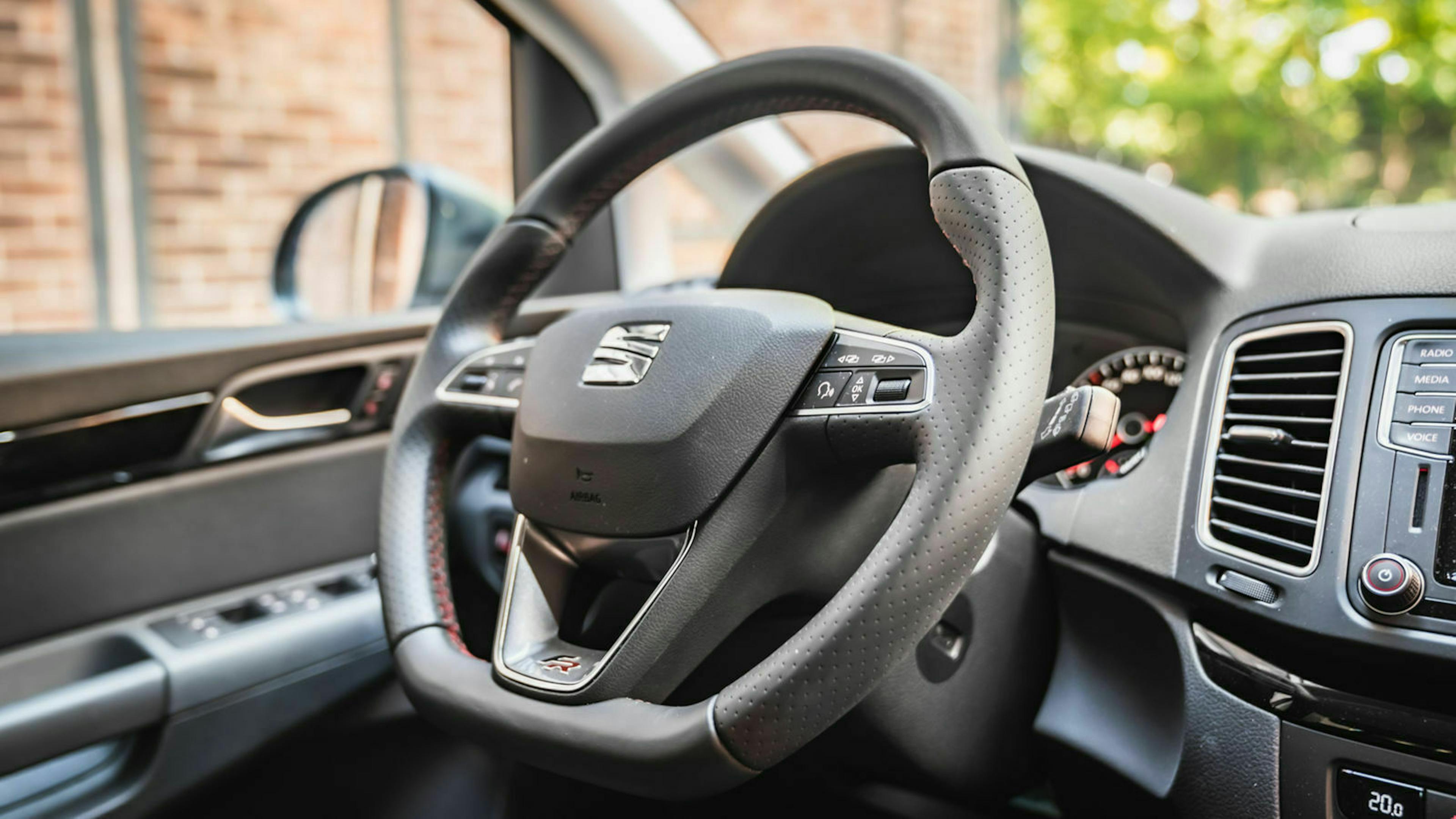 Zu sehen ist das Lenkrad des Seat Alhambra