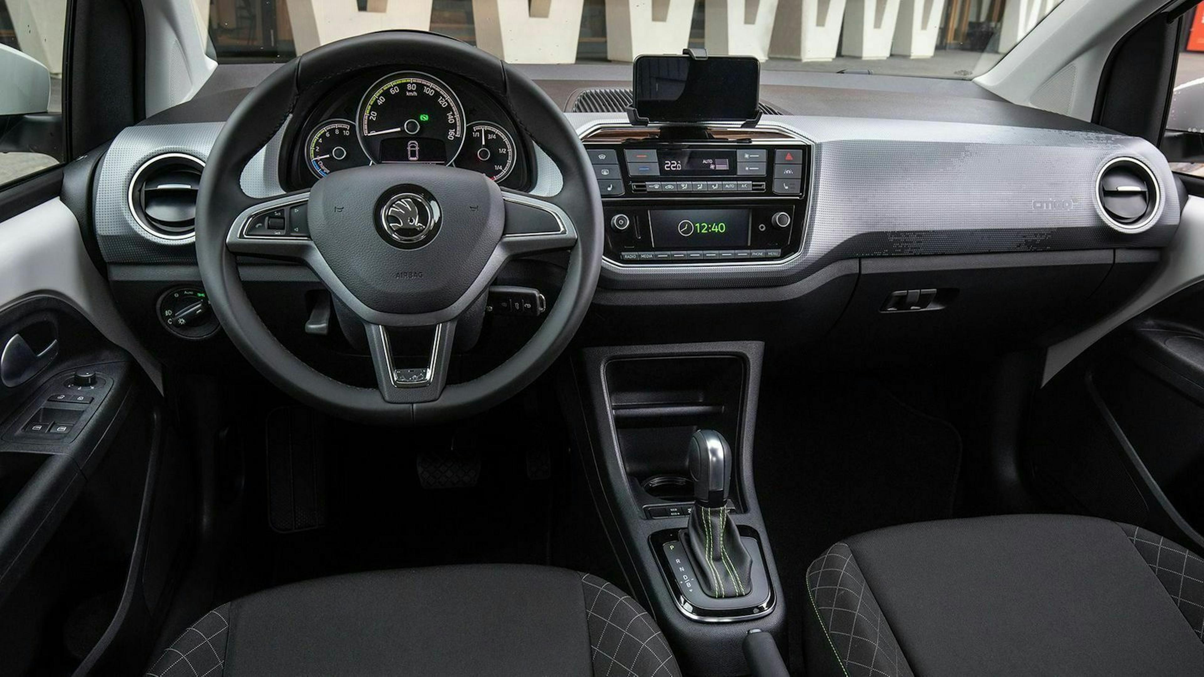 Der Innenraum des Skoda Citigo e iV mit SIcht auf das Lenkrad