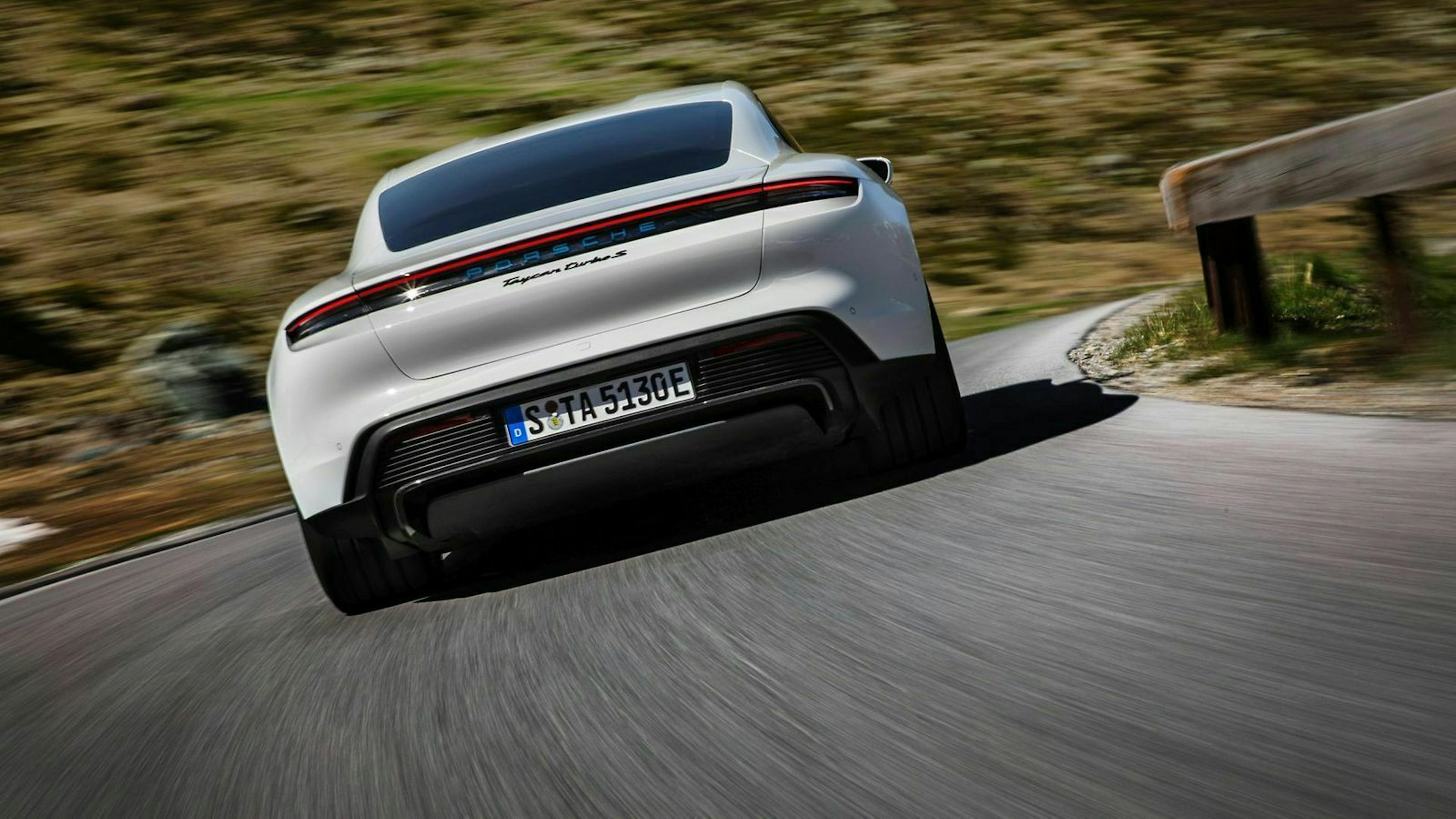 Der Stromspeicher im Taycan Turbo reicht für 412 Kilometer. Im Turbo S sind bis zu 450 Kilometer drin